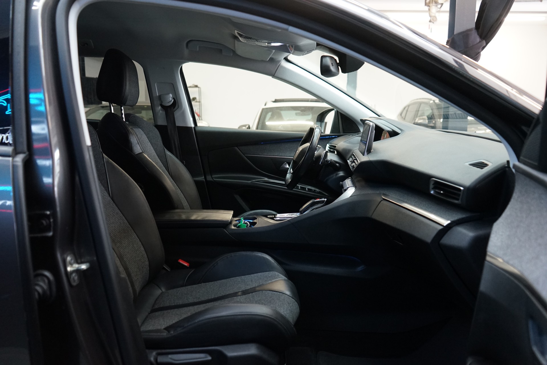 PEUGEOT 5008 1.6 THP Allure EAT-image-4