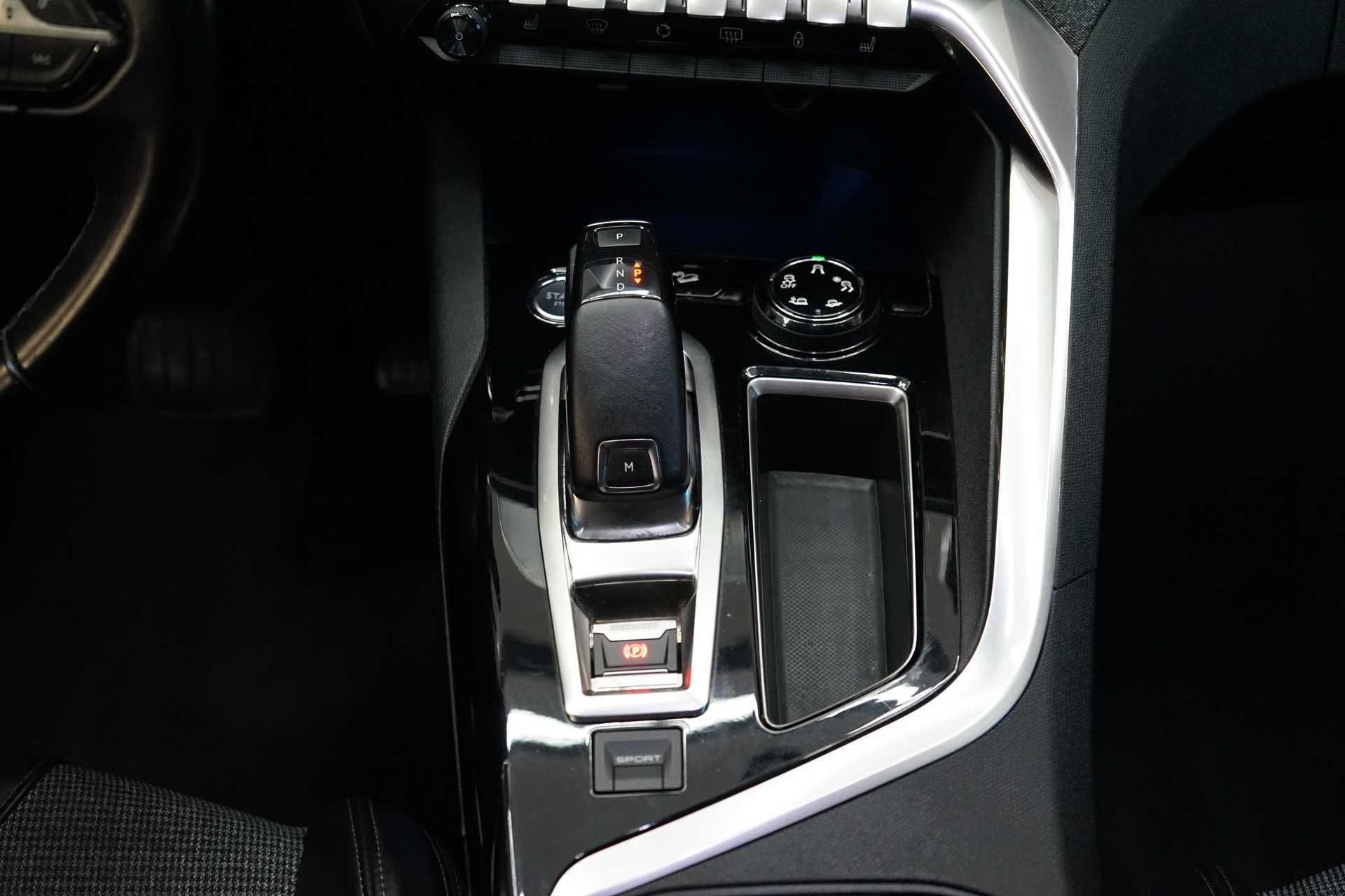 PEUGEOT 5008 1.6 THP Allure EAT-image-11