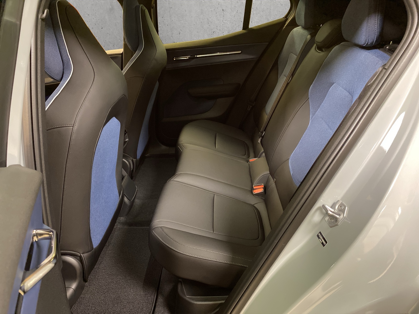 VOLVO EX30 E60 69kWh Twin Ultra-image-11