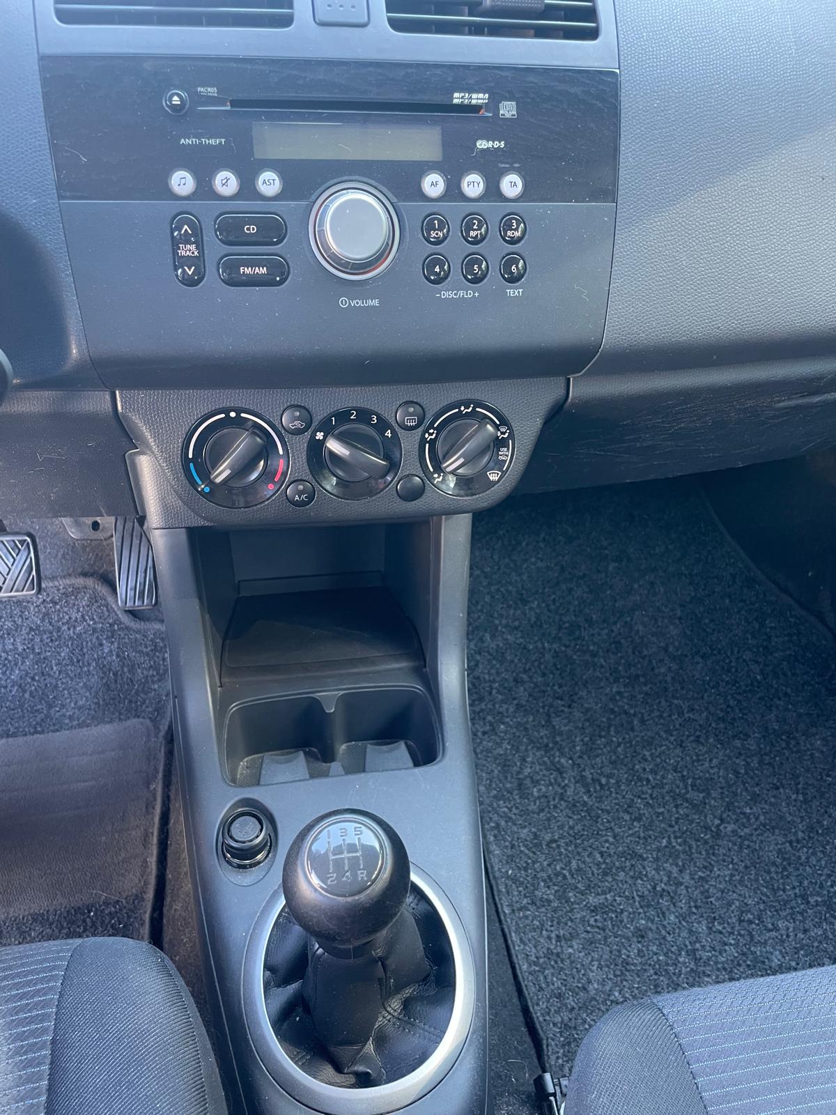 SUZUKI Swift 1.3i 16V GL Top 4x4-image-9