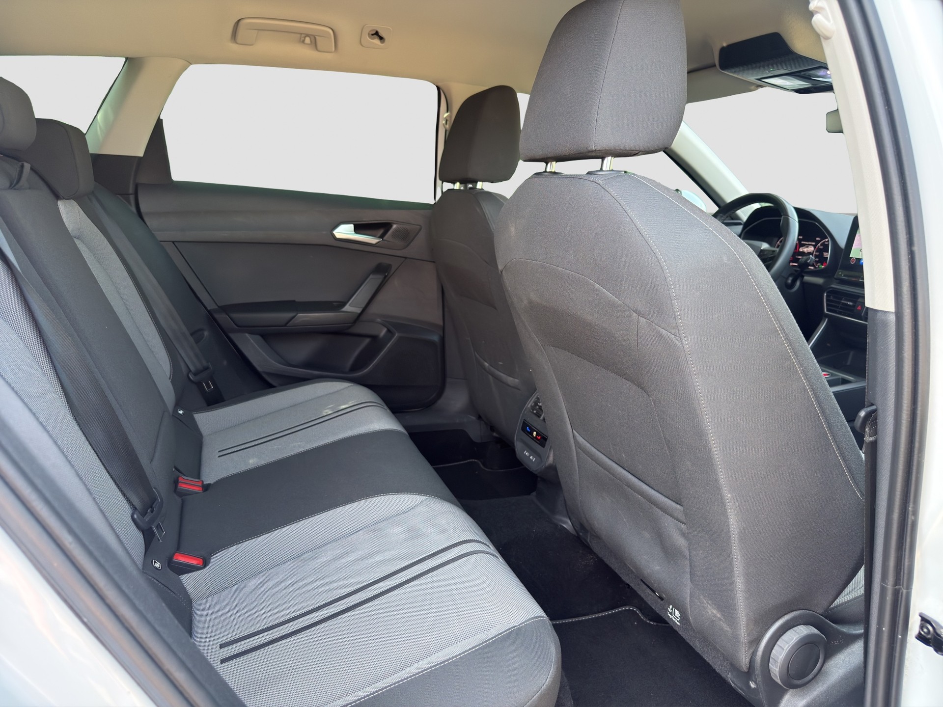 SEAT Leon ST 2.0 TDI EVO DSG Style ** Frisch ab MFK und Service ** CH Auto ** 1. Hand **-image-13