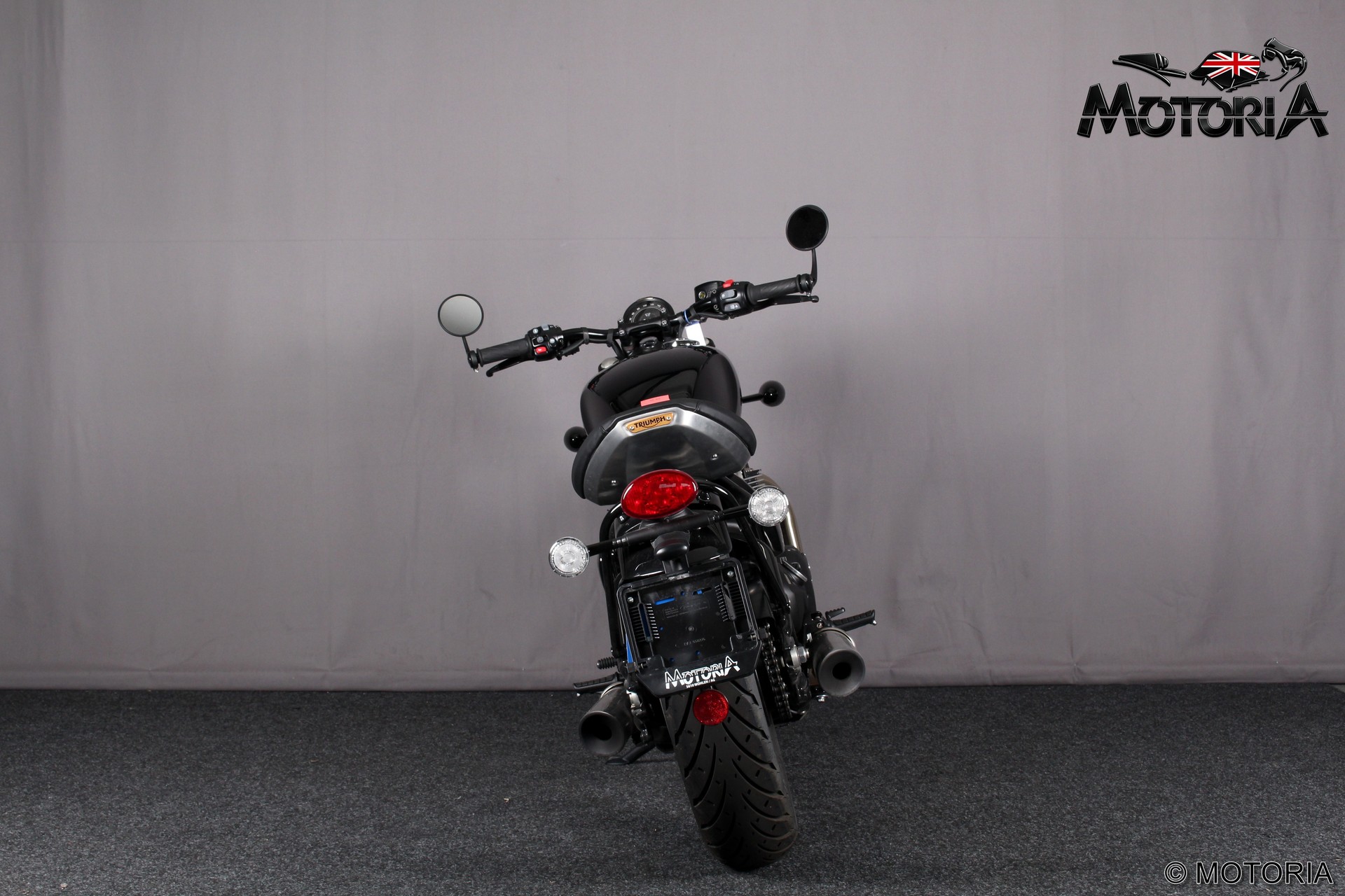 TRIUMPH Bonneville 1200 Bobber-showroom-element-3