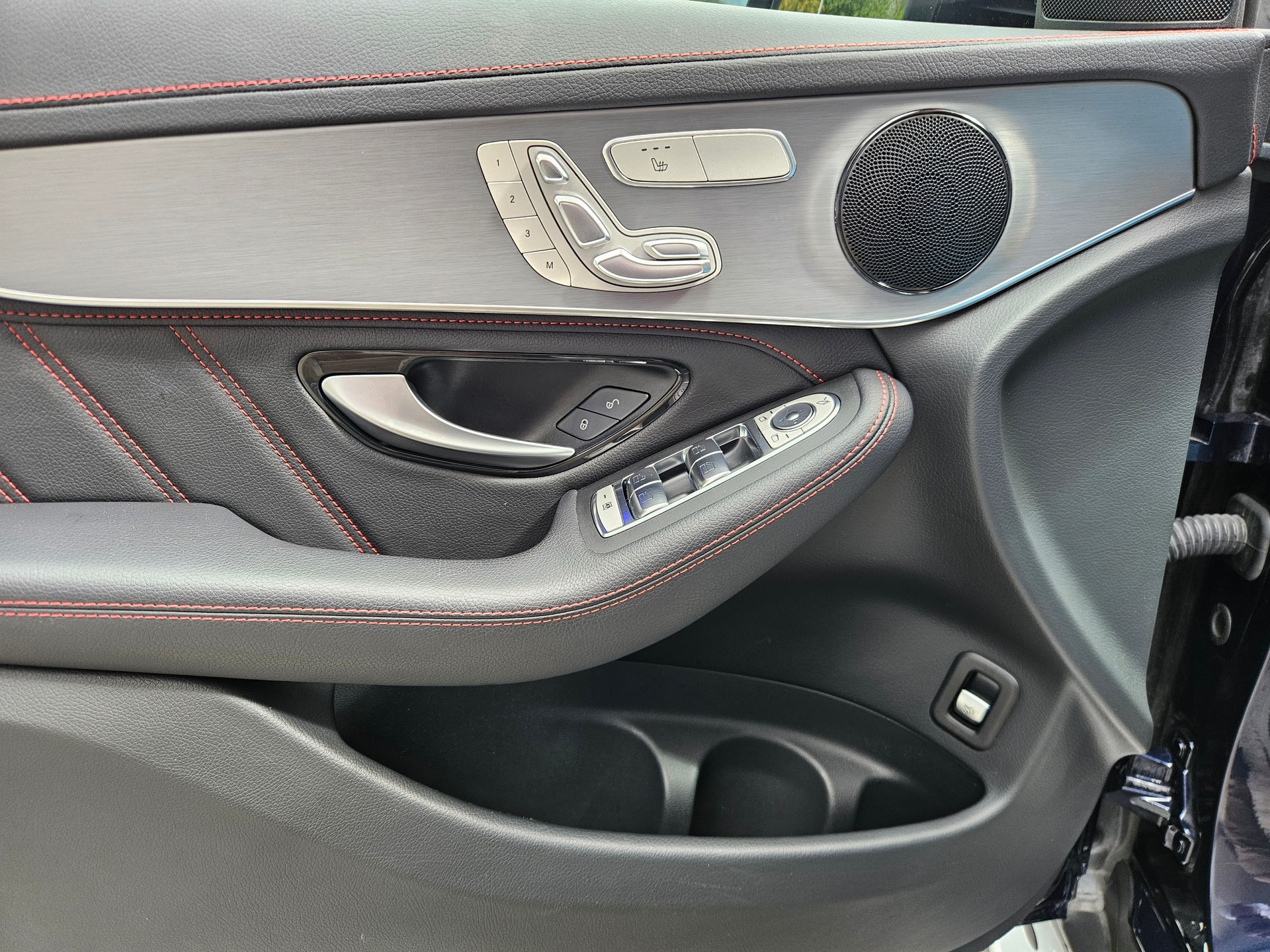 MERCEDES-BENZ GLC 300 d AMG Line 4m-image-10