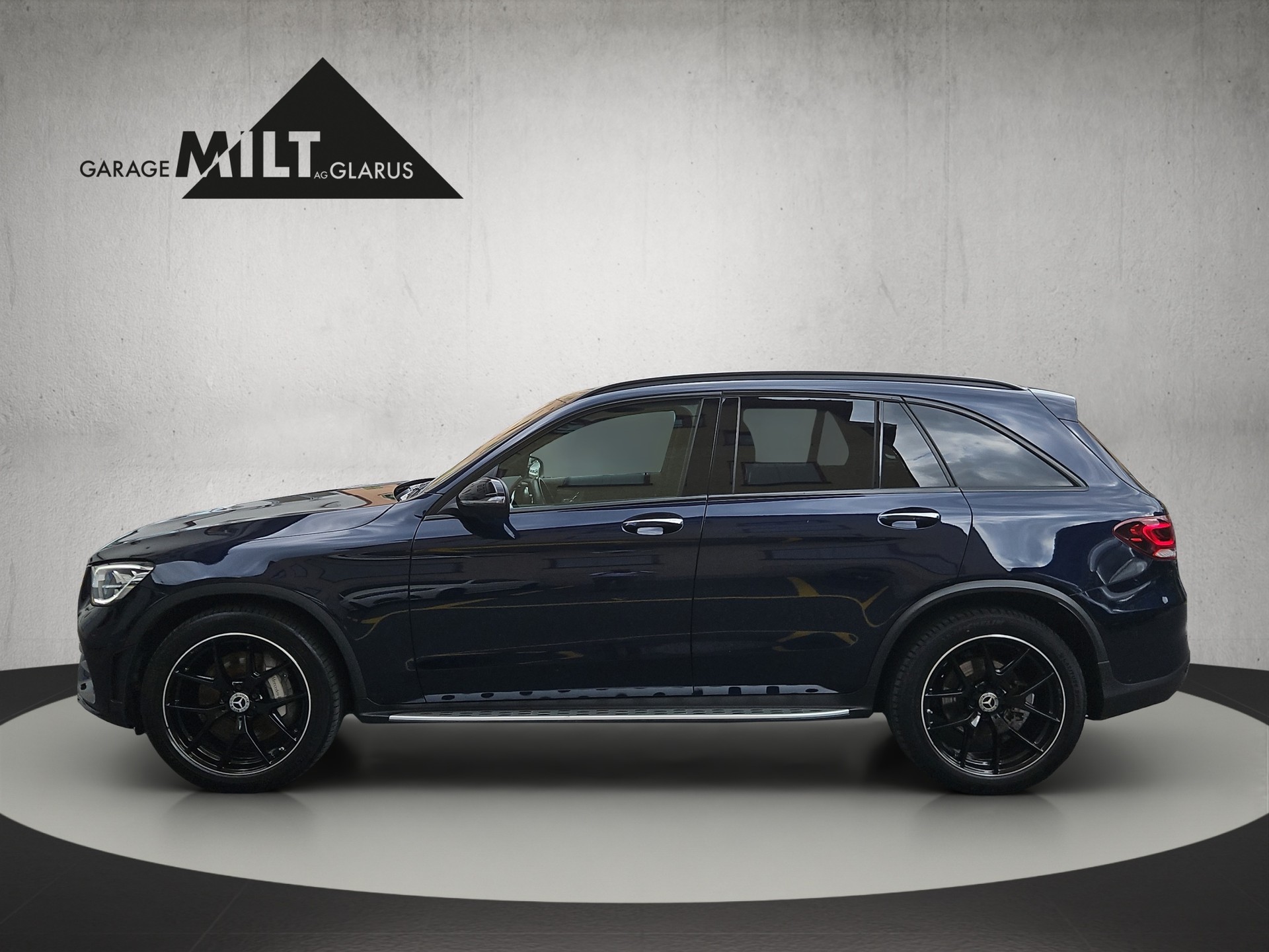 MERCEDES-BENZ GLC 300 d AMG Line 4m-image-4