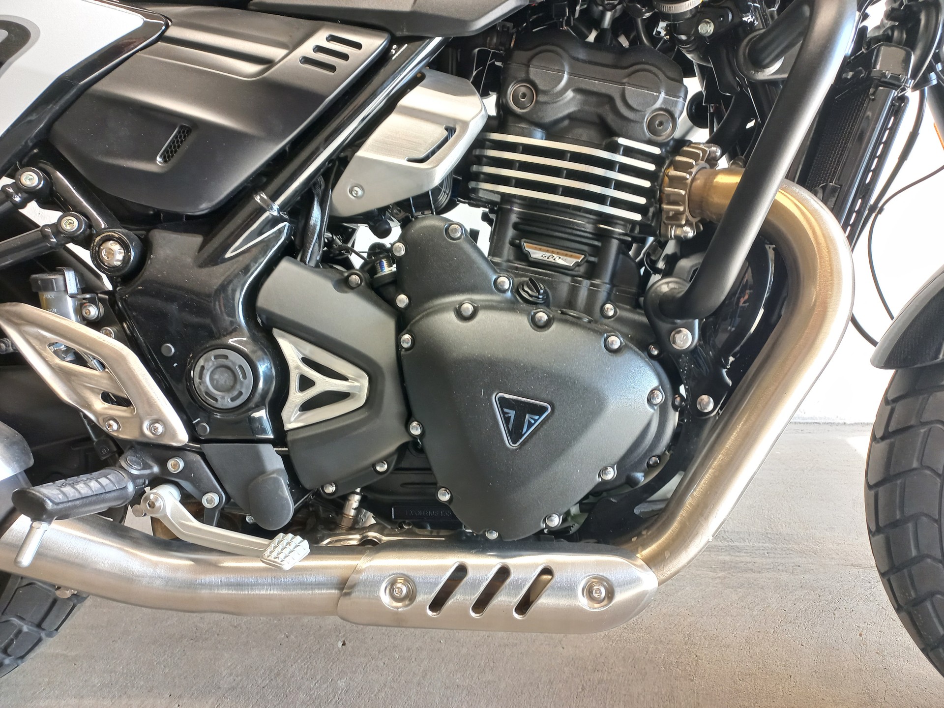 TRIUMPH Tracker 400-image-5