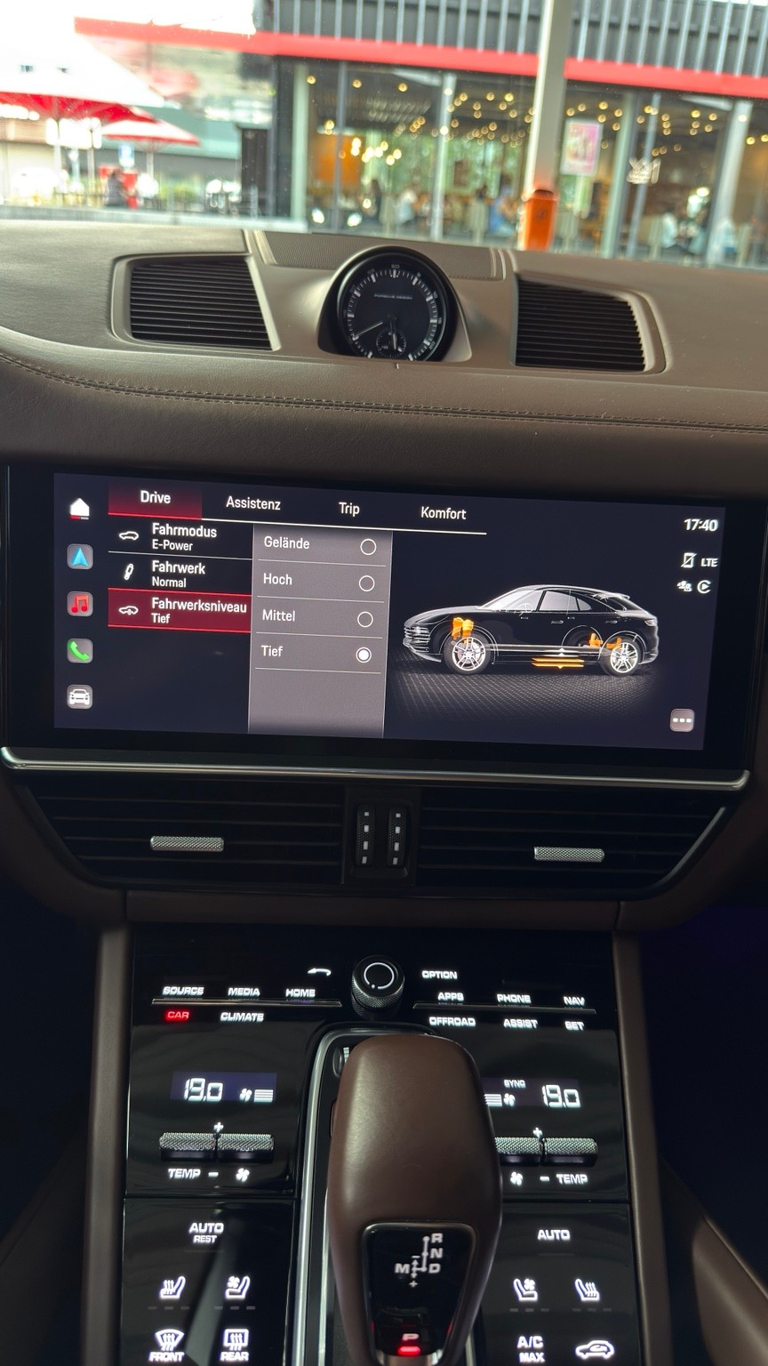 PORSCHE 3.0 V6 E-Hybrid Platinum Edition-image-13