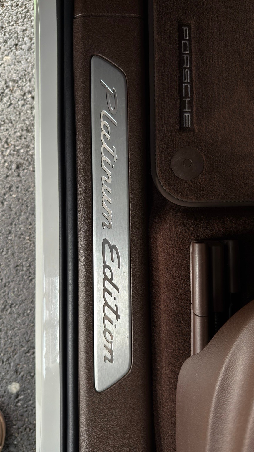 PORSCHE 3.0 V6 E-Hybrid Platinum Edition-image-15