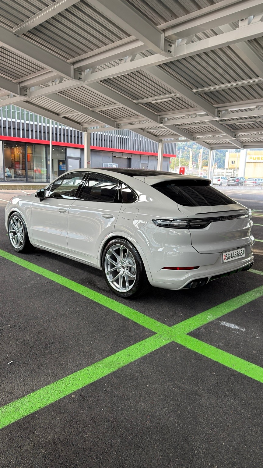 PORSCHE 3.0 V6 E-Hybrid Platinum Edition-image-2