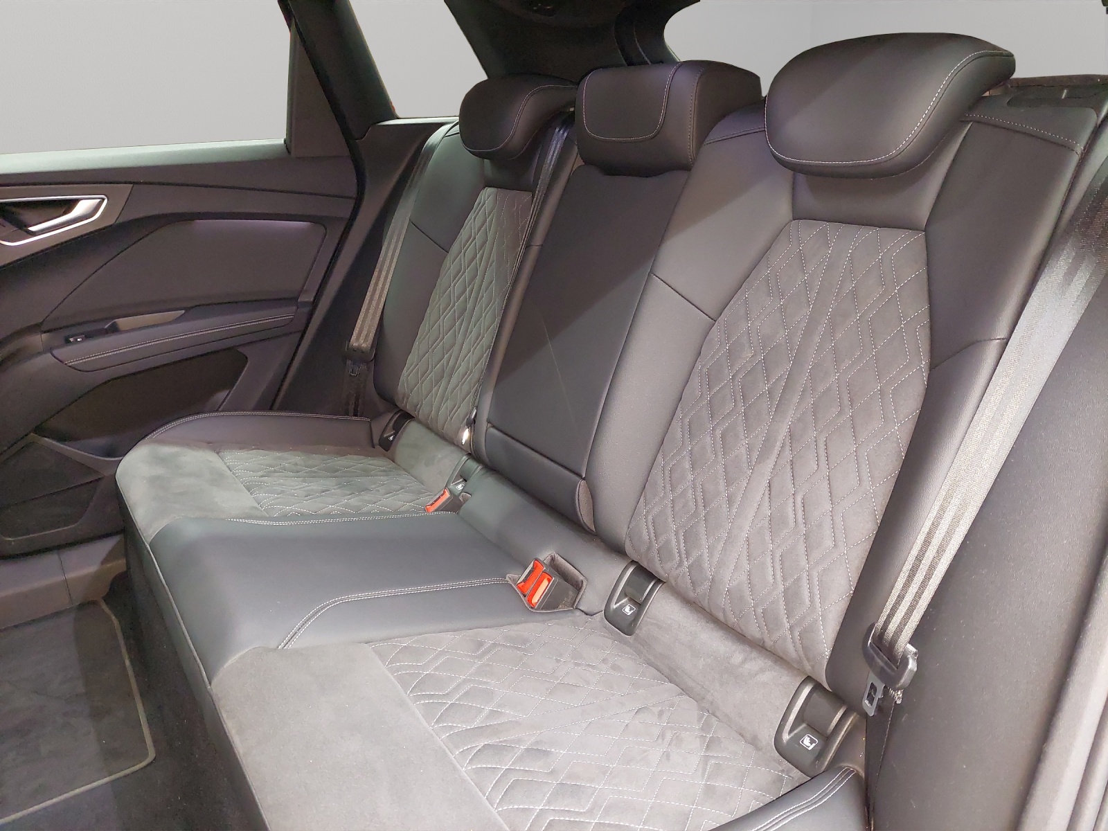 AUDI Q4 e-tron 45 quattro-image-7