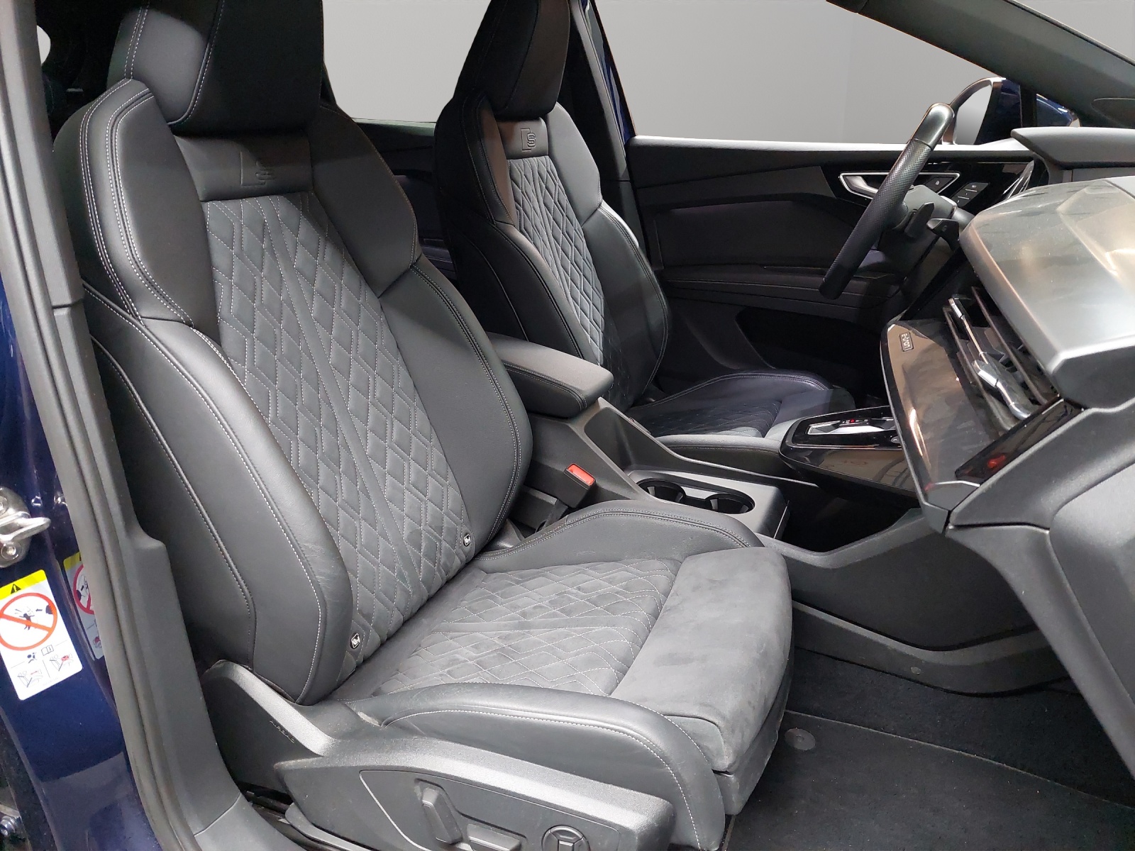AUDI Q4 e-tron 45 quattro-image-8