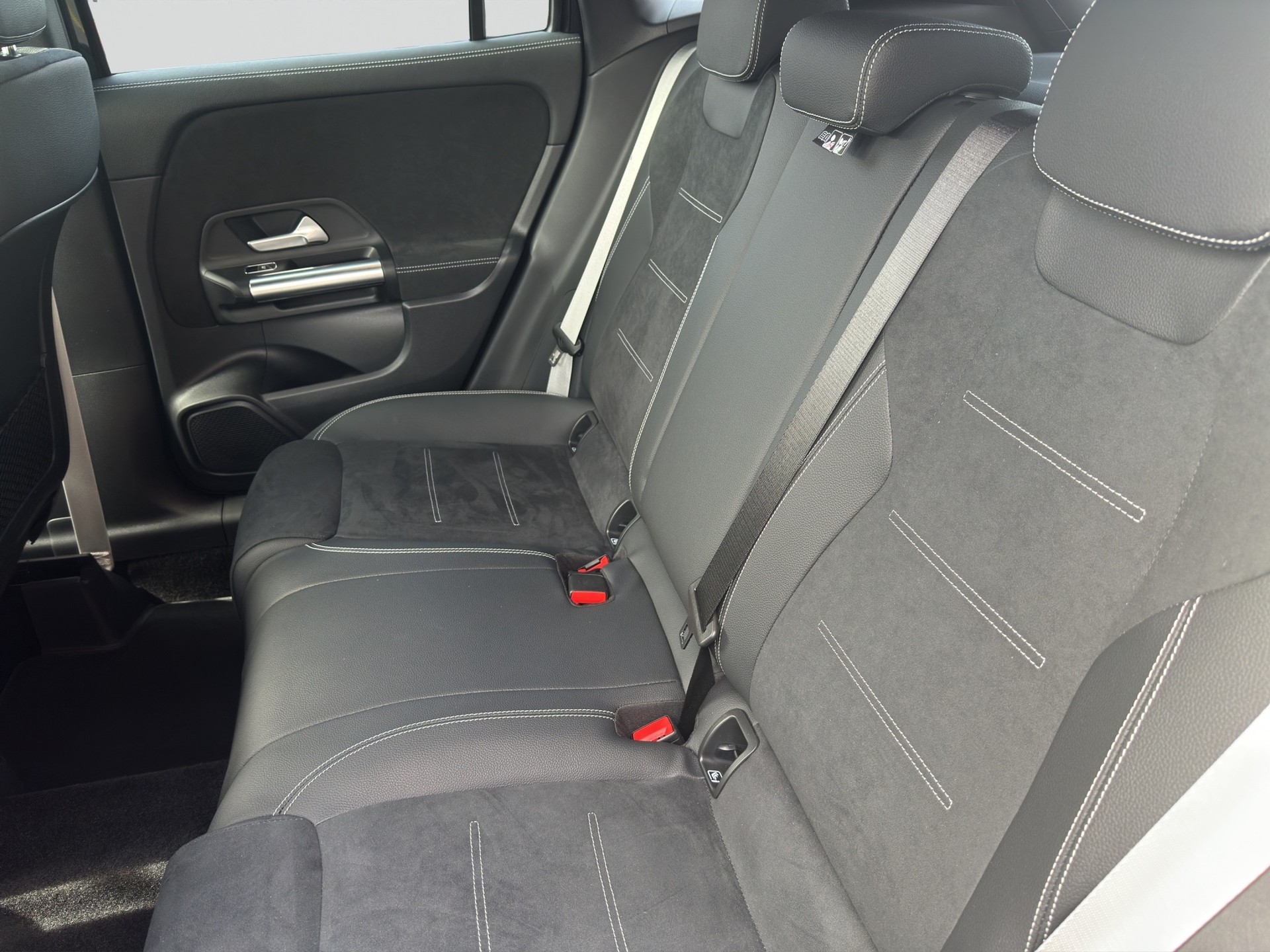 MERCEDES-BENZ GLA 200d 8G-DCT AMG Line Night-image-8