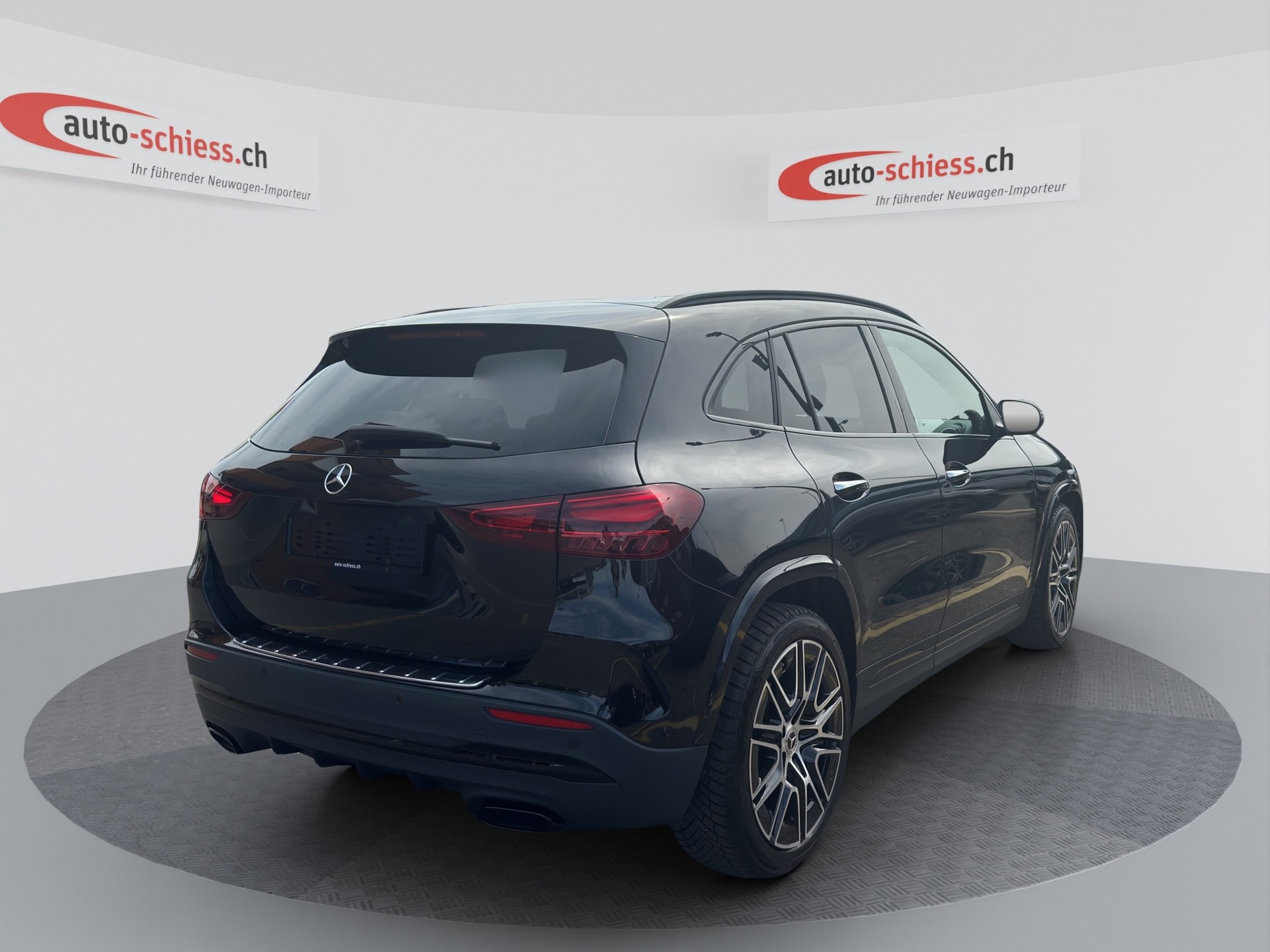 MERCEDES-BENZ GLA 200d 8G-DCT AMG Line Night-showroom-element-3