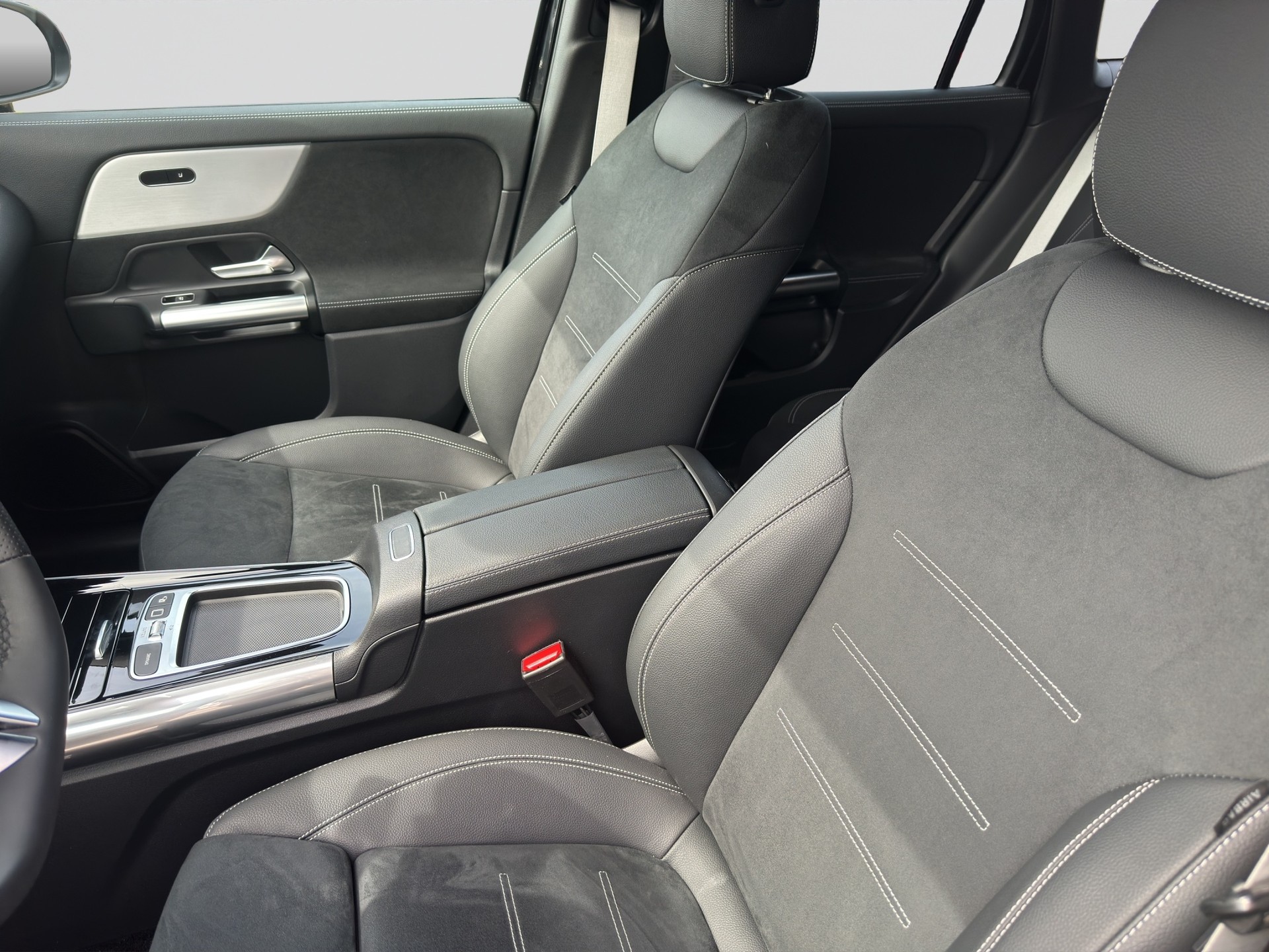 MERCEDES-BENZ GLA 200d 8G-DCT AMG Line Night-image-5