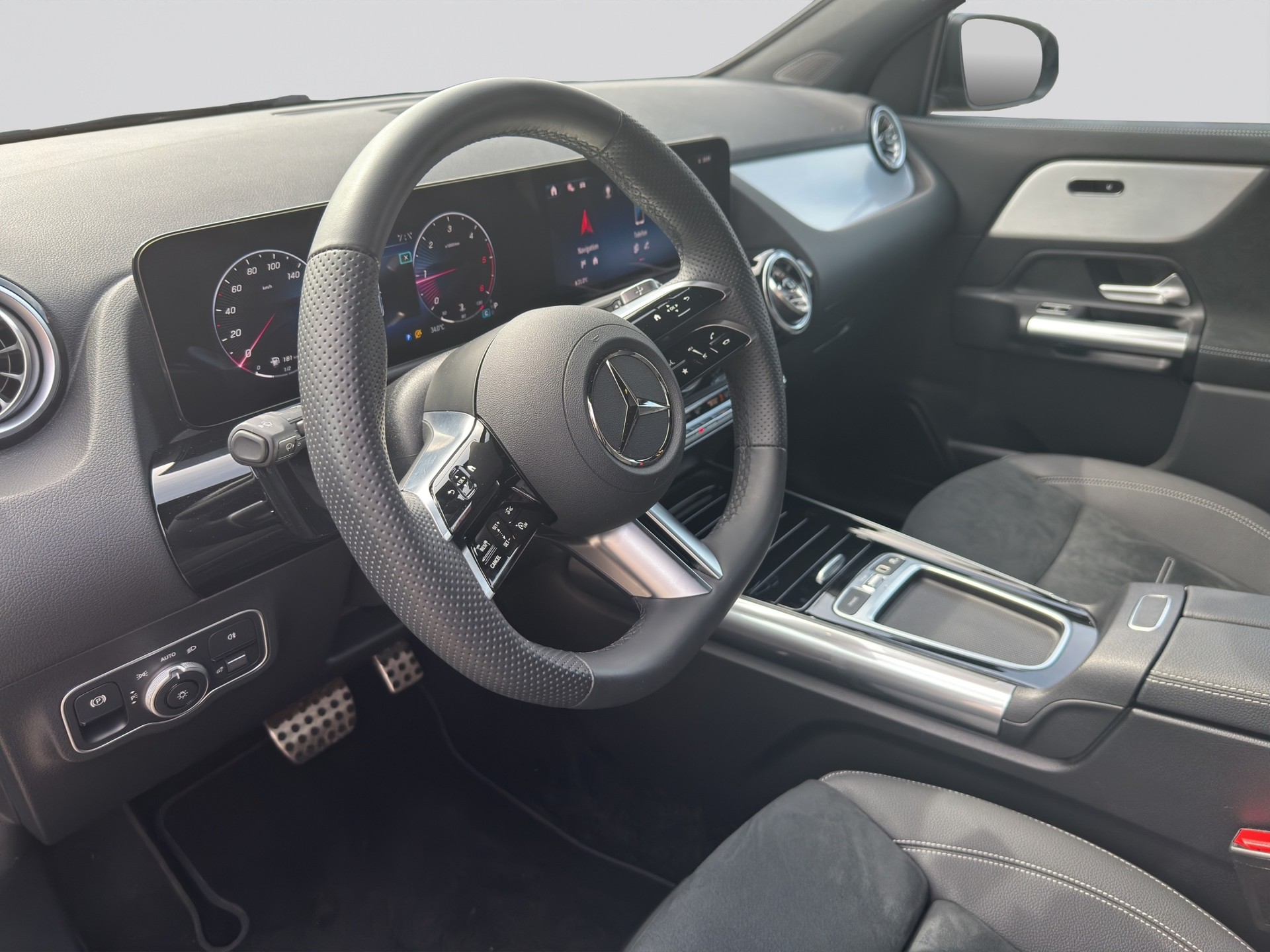 MERCEDES-BENZ GLA 200d 8G-DCT AMG Line Night-image-6