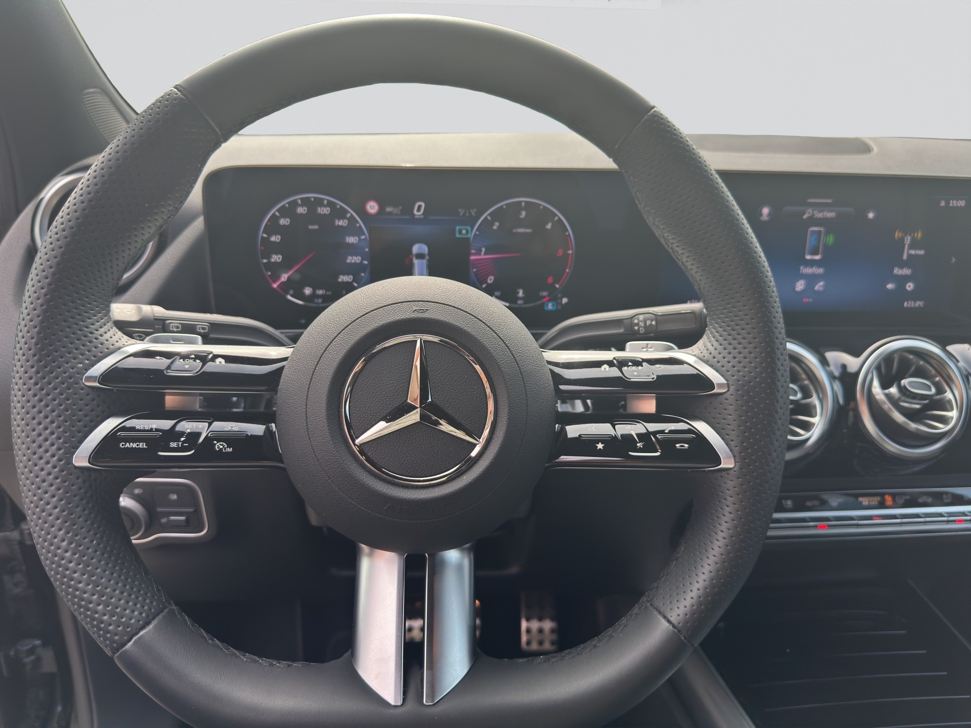MERCEDES-BENZ GLA 200d 8G-DCT AMG Line Night-image-9