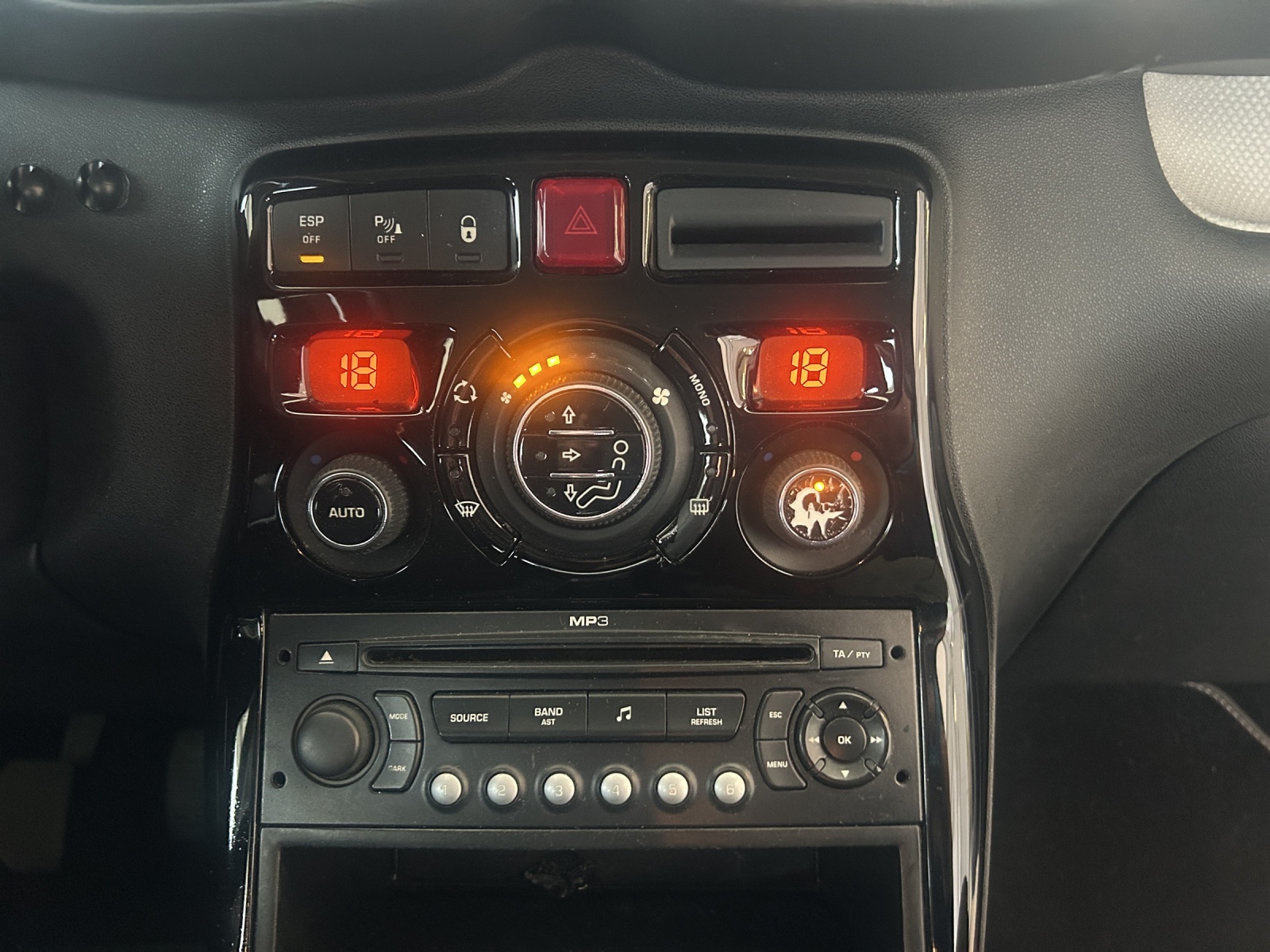 CITROEN C3 Picasso 1.4i 16V Essentiel (X)-image-9