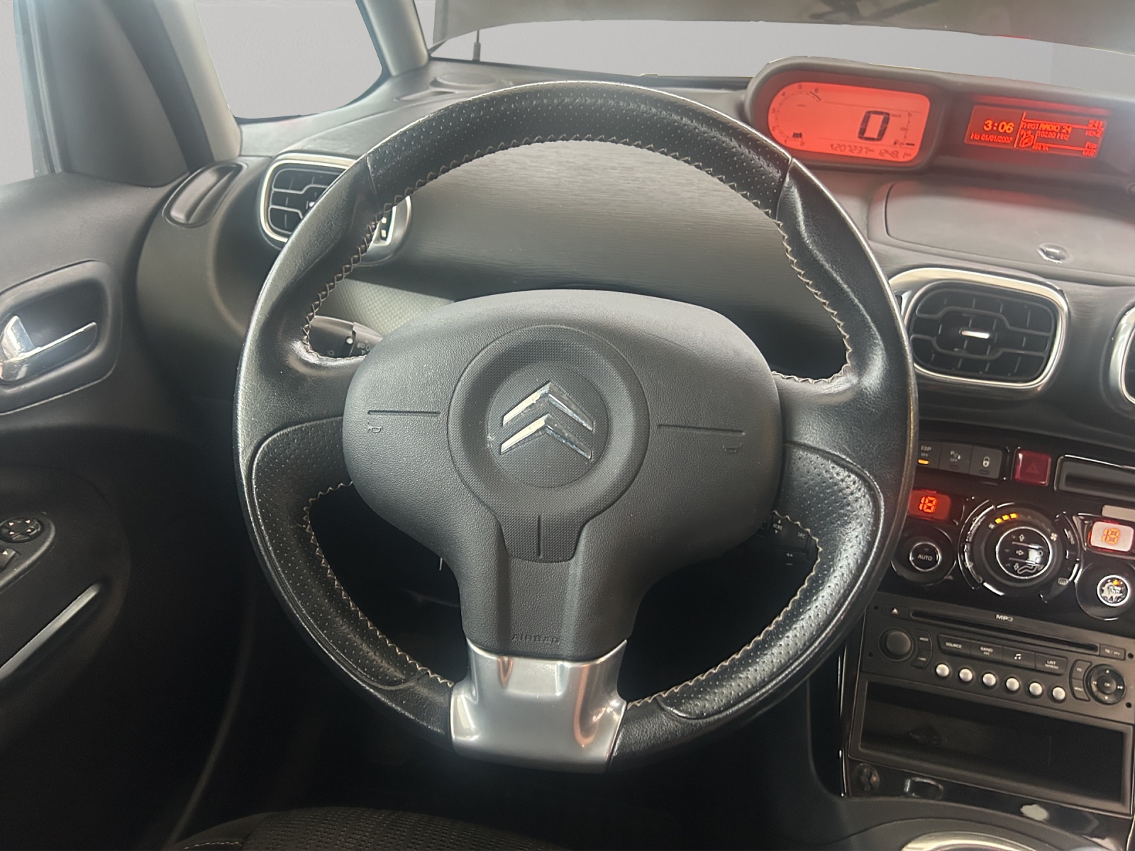 CITROEN C3 Picasso 1.4i 16V Essentiel (X)-image-15