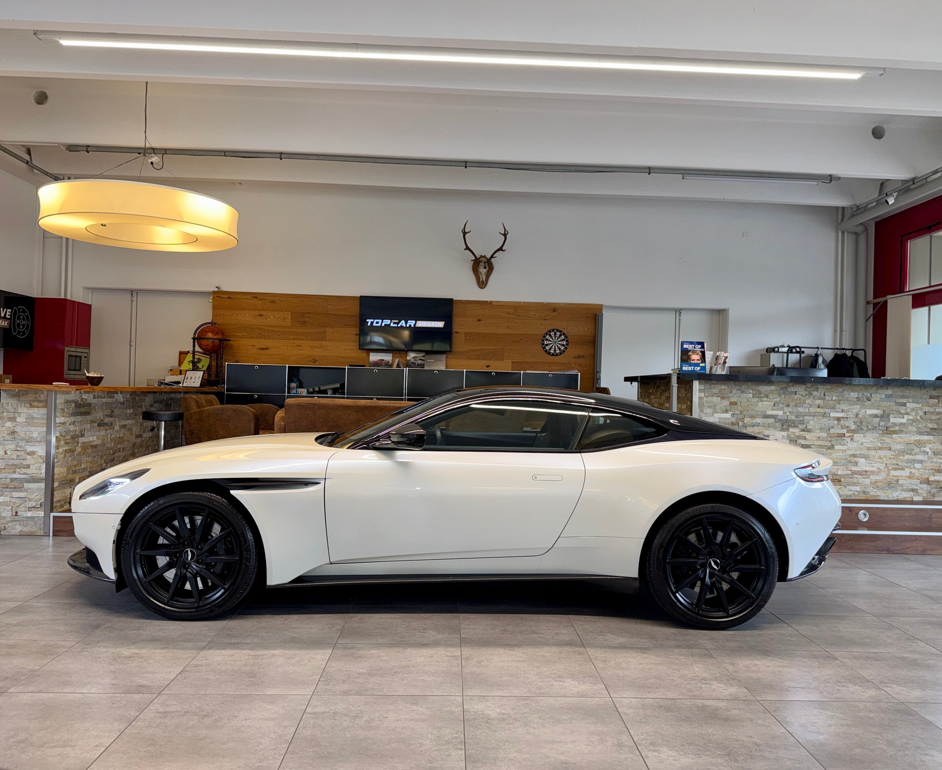 ASTON MARTIN DB11 V8 Touchtronic 3-image-2