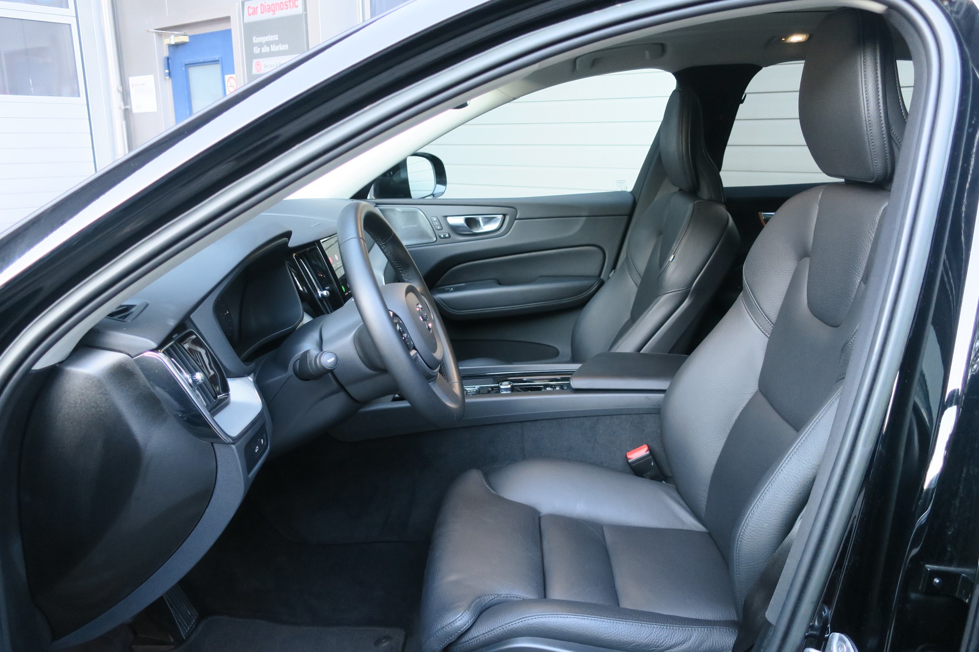 VOLVO XC60 T6 eAWD PluginHybrid Plus Dark Geartronic-image-5