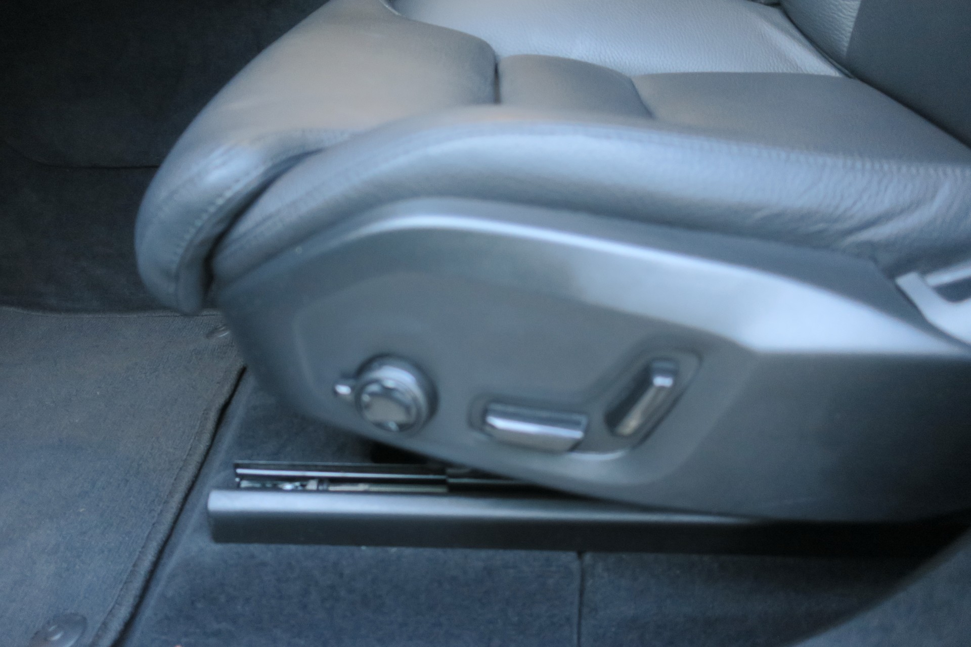 VOLVO XC60 T6 eAWD PluginHybrid Plus Dark Geartronic-image-6
