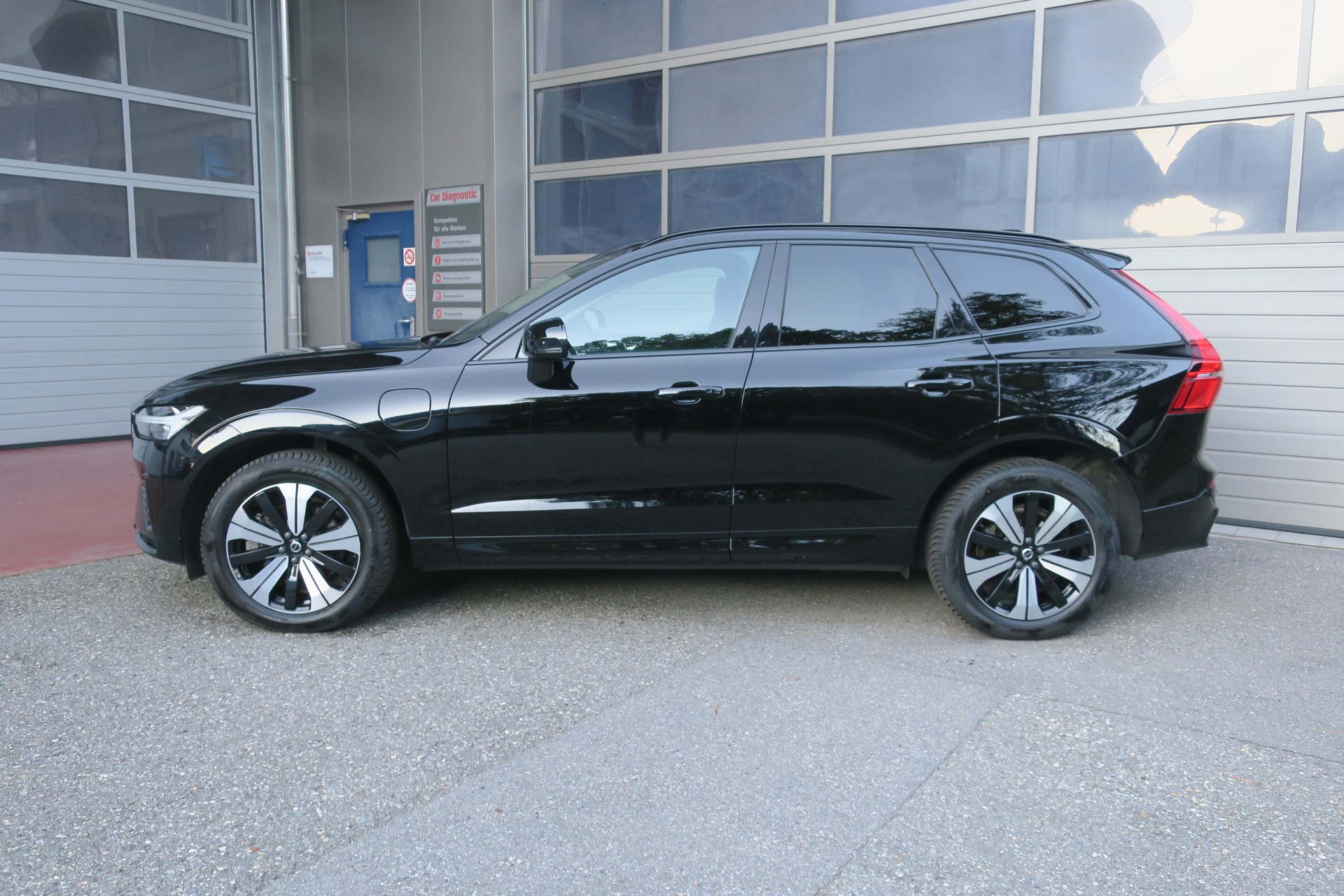 VOLVO XC60 T6 eAWD PluginHybrid Plus Dark Geartronic-image-3