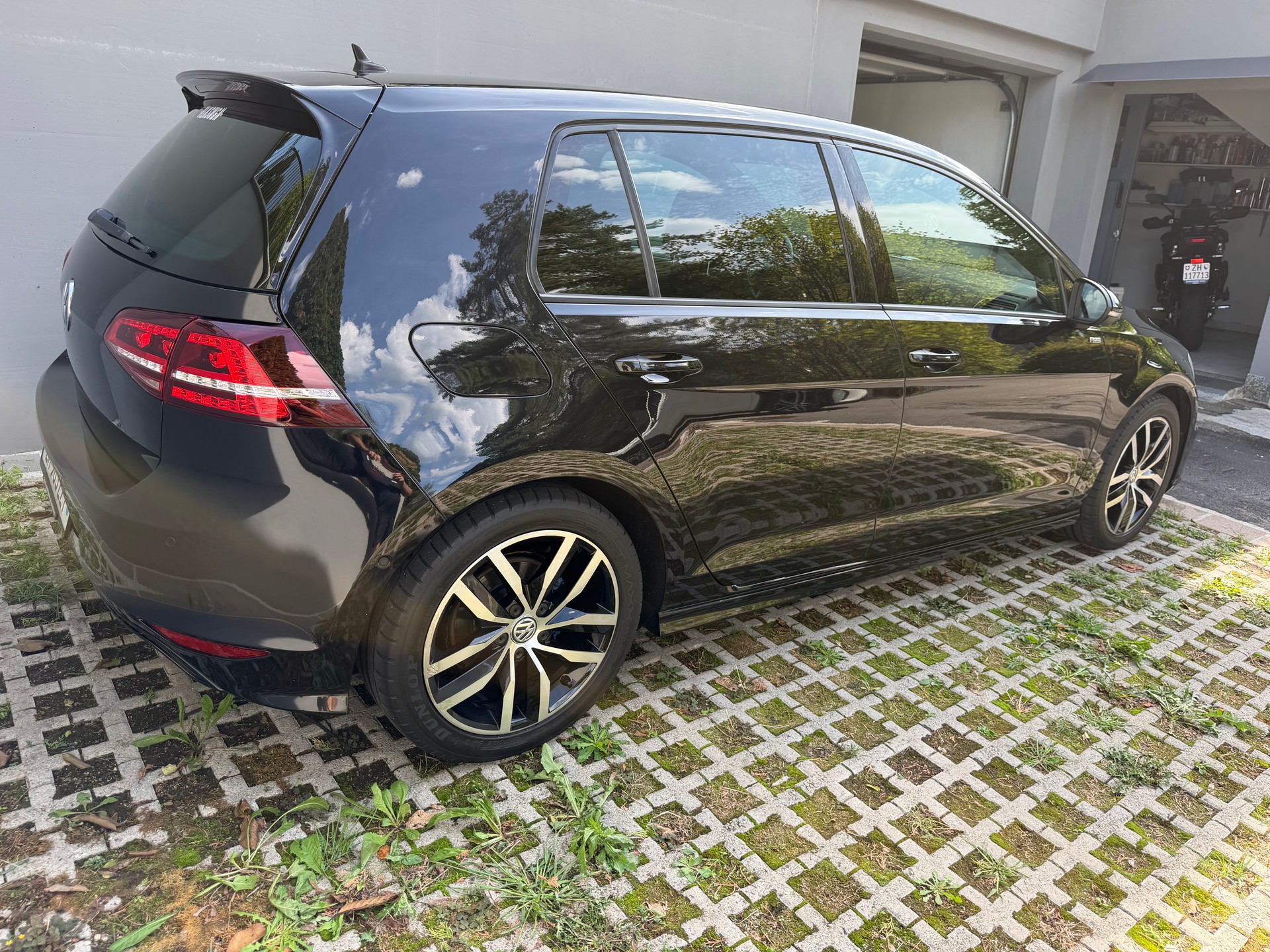 VW 2.0 TDI Lounge R-Line-image-2