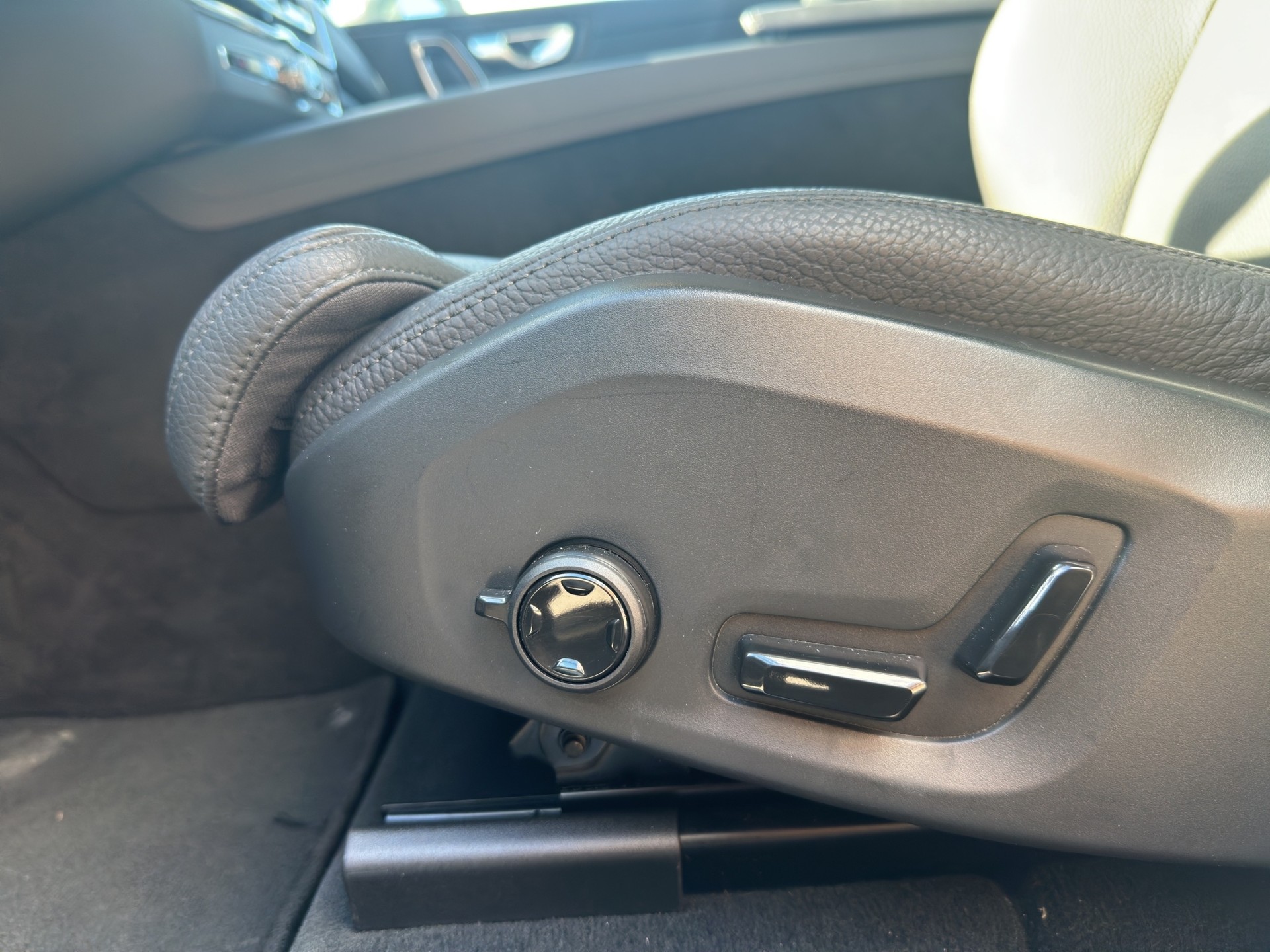 VOLVO XC60 B5 Benzin Mild Hybrid AWD Core Geartronic-image-9