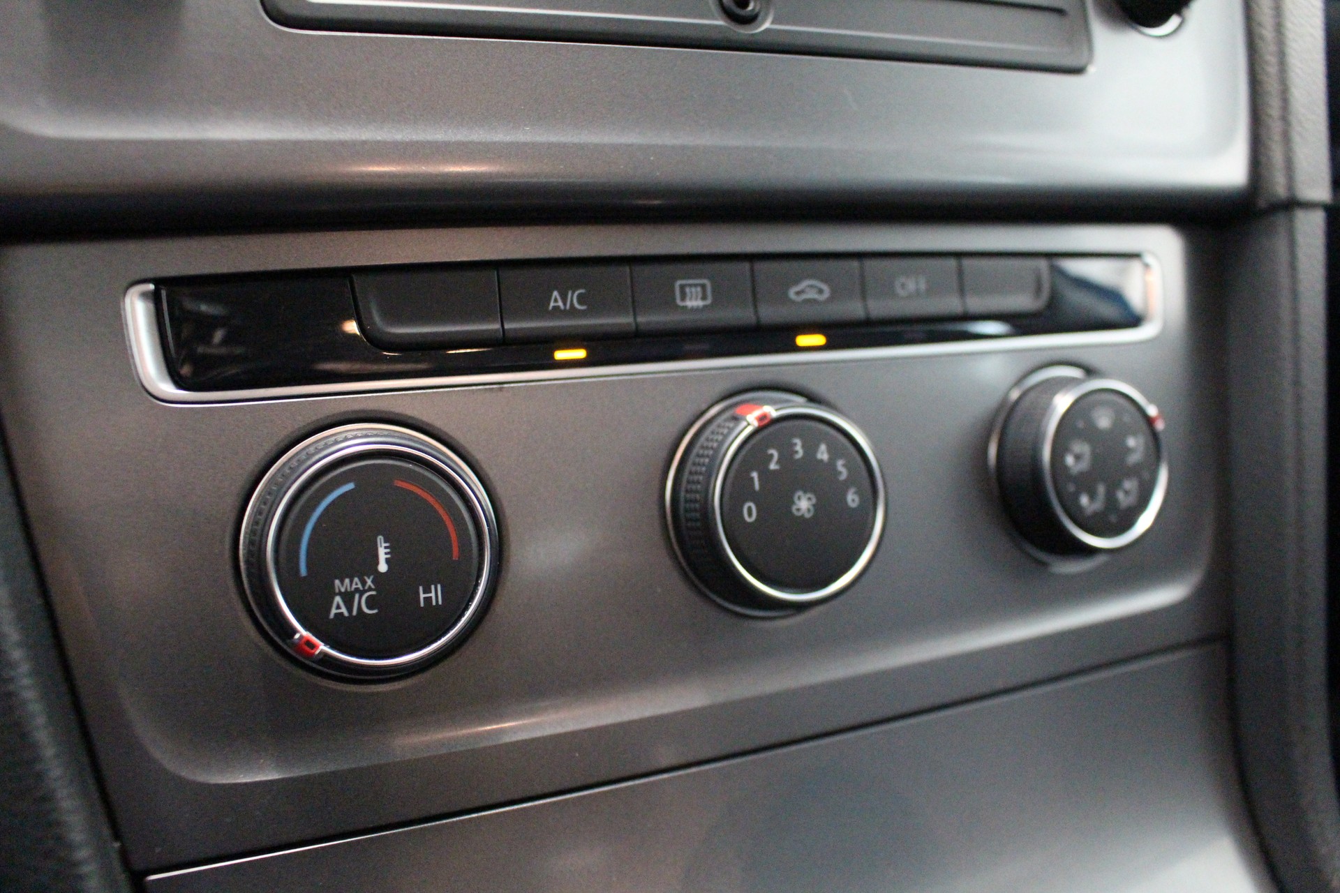 VW Golf VII Variant 1.2 TSI Trendline-image-15