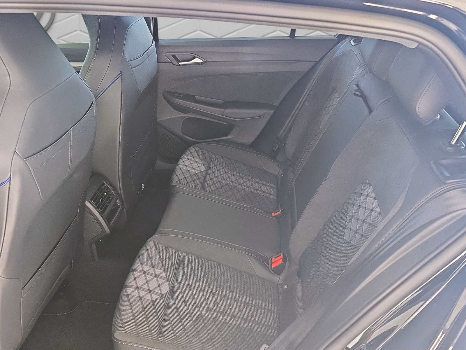 VW VW Golf R-Line-image-12