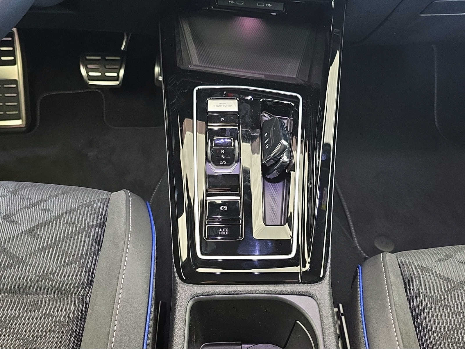 VW VW Golf R-Line-image-11