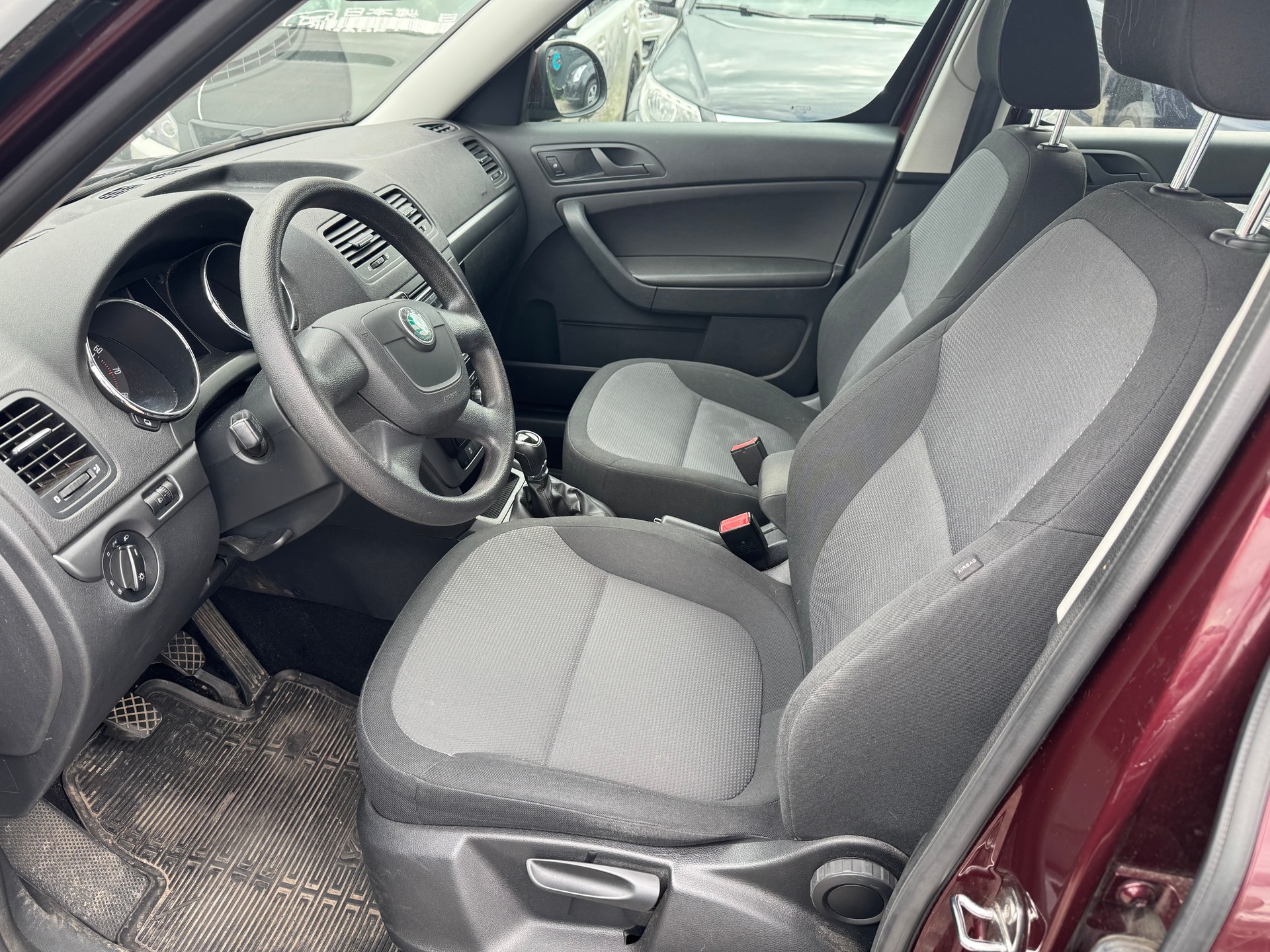 SKODA Yeti 1.8 TSI Active 4x4-image-12