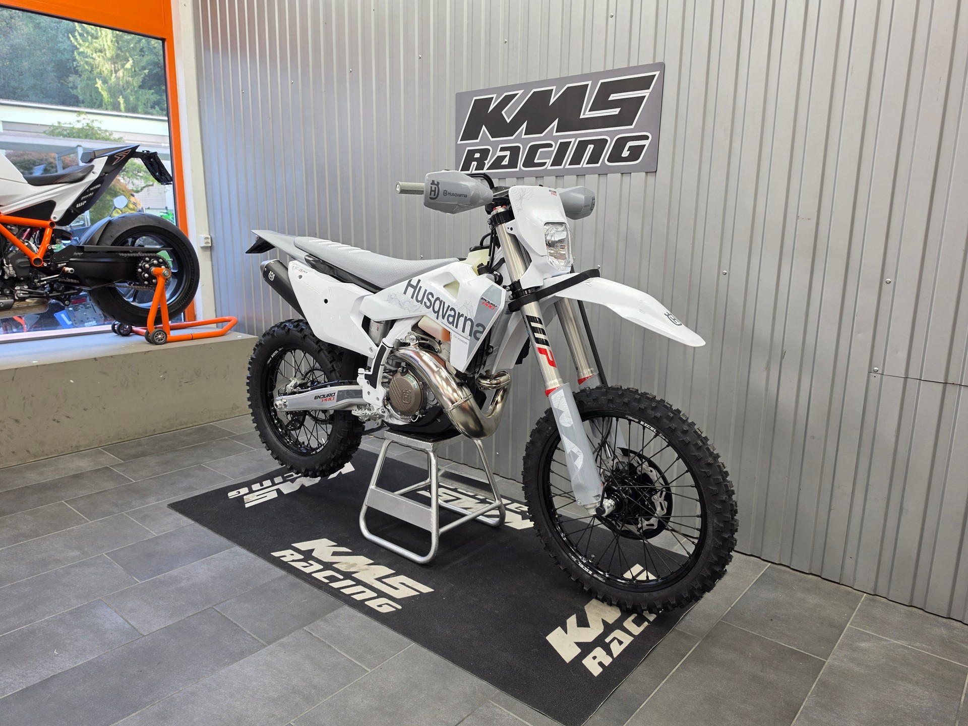 HUSQVARNA TE 300 PRO-showroom-element-1