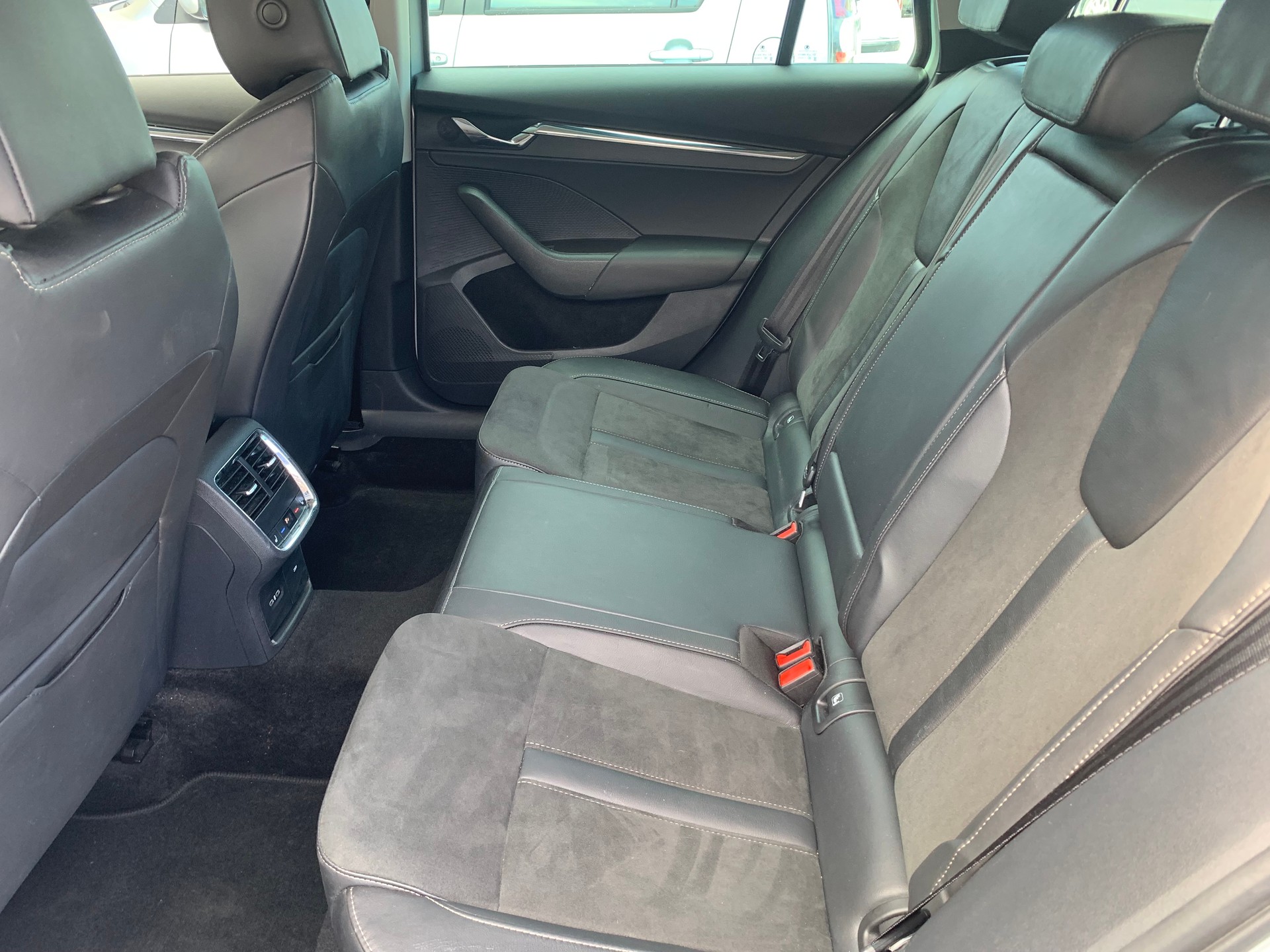 SKODA Octavia Combi 2.0 TSI DSG Scout 4x4-image-12