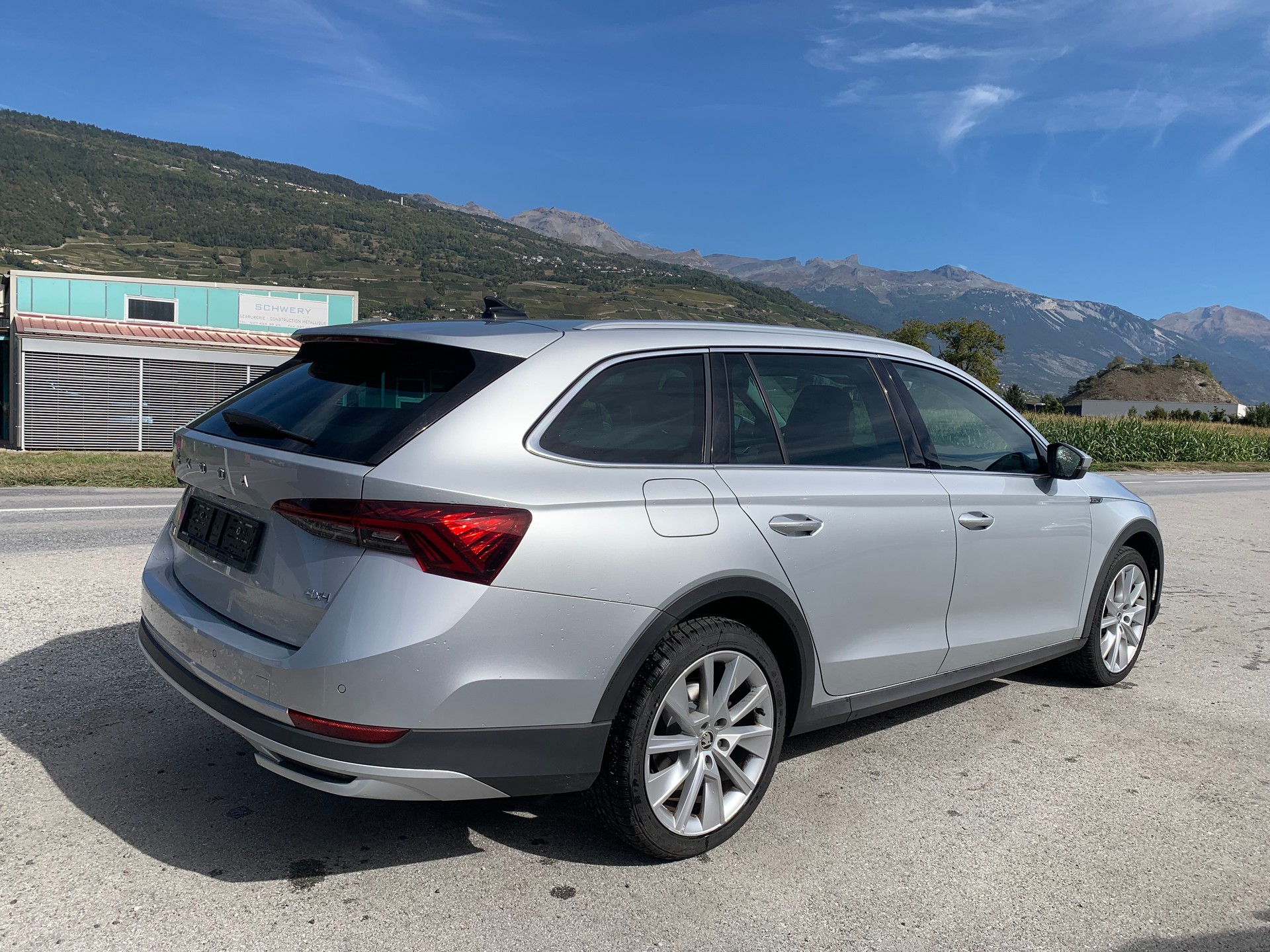 SKODA Octavia Combi 2.0 TSI DSG Scout 4x4-image-4
