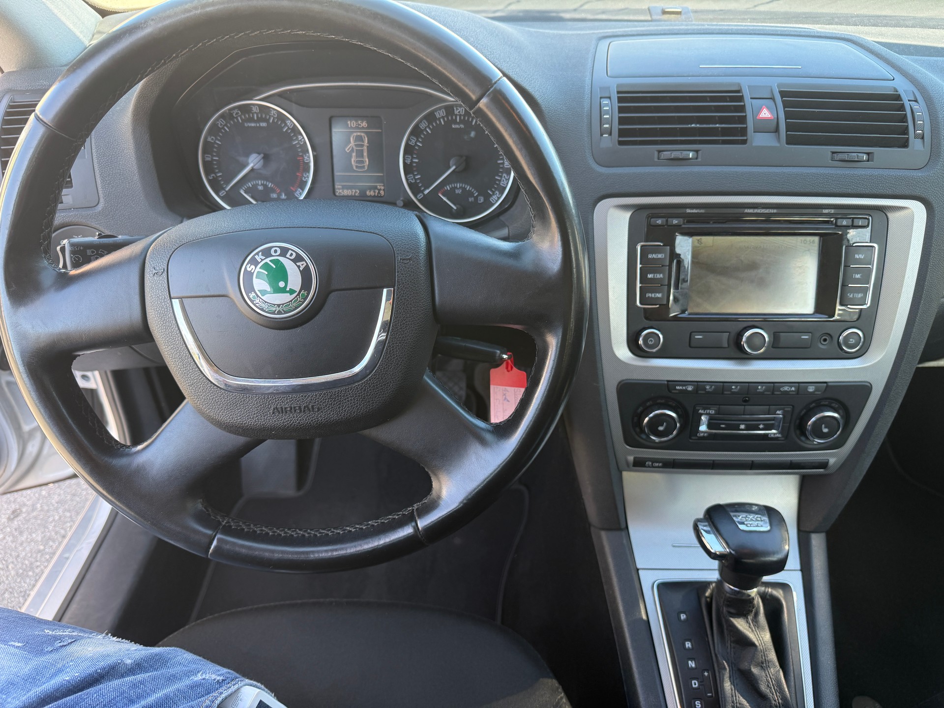 SKODA Octavia Combi 2.0 TDI Elegance 4x4 DSG-image-8