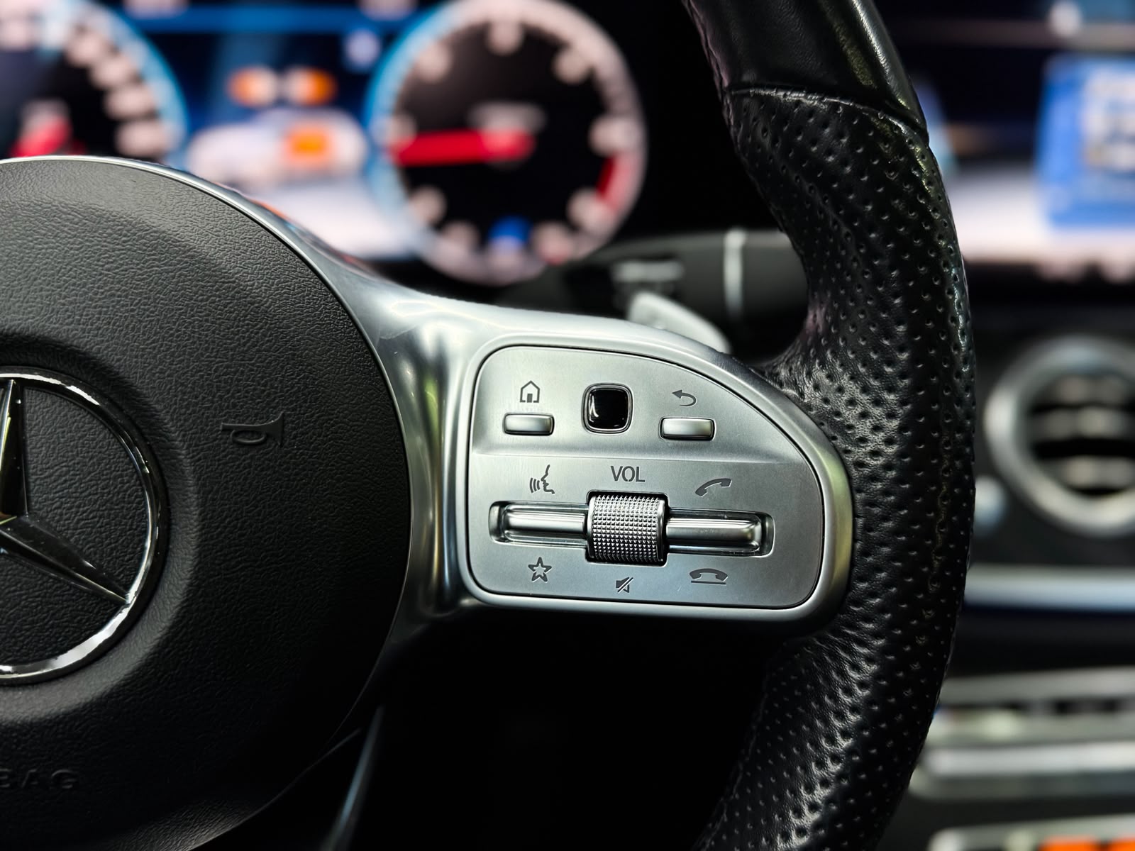 MERCEDES-BENZ E 220 d AMG Line *AHK* 4Matic 9G-Tronic-image-12