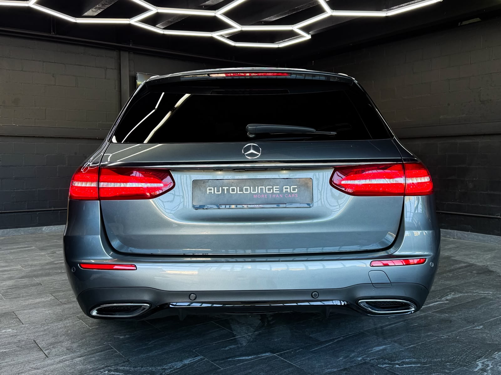 MERCEDES-BENZ E 220 d AMG Line *AHK* 4Matic 9G-Tronic-image-7