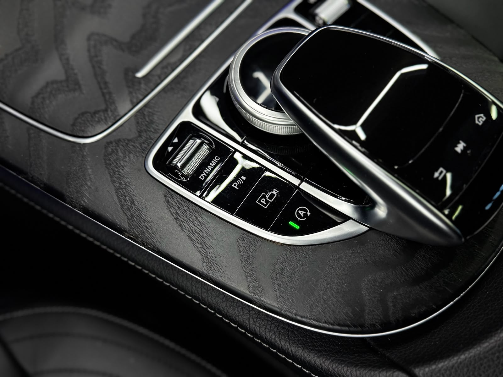 MERCEDES-BENZ E 220 d AMG Line *AHK* 4Matic 9G-Tronic-image-17