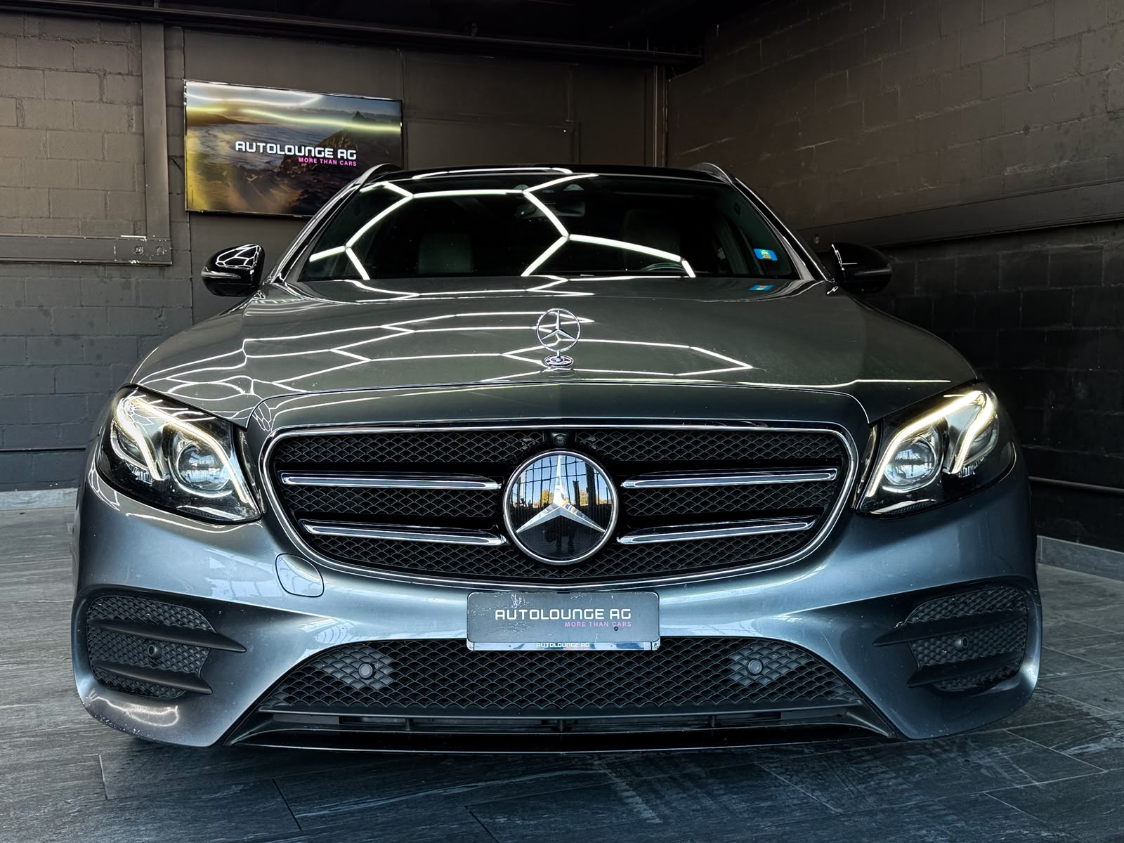 MERCEDES-BENZ E 220 d AMG Line *AHK* 4Matic 9G-Tronic-image-2