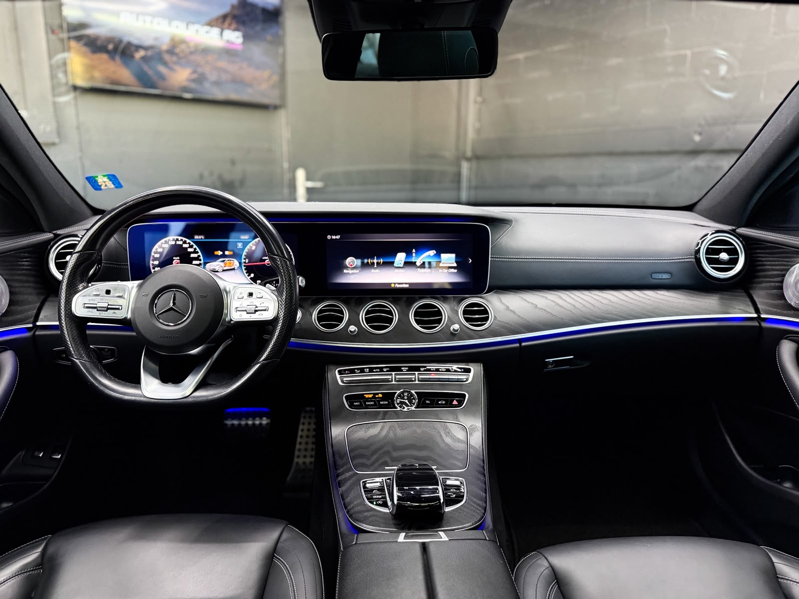 MERCEDES-BENZ E 220 d AMG Line *AHK* 4Matic 9G-Tronic-image-9