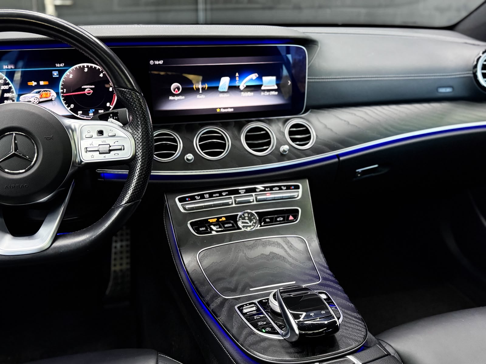 MERCEDES-BENZ E 220 d AMG Line *AHK* 4Matic 9G-Tronic-image-13