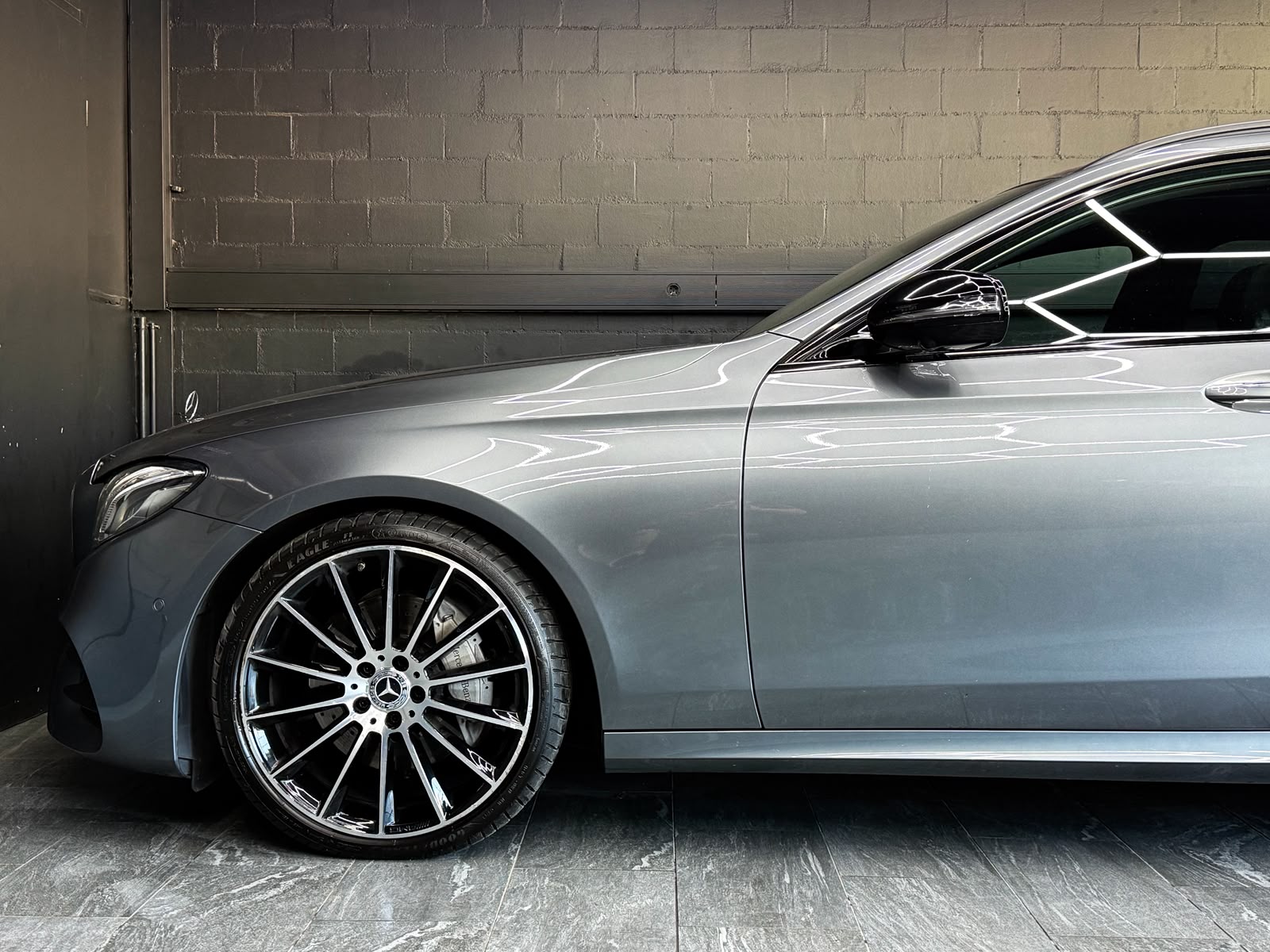 MERCEDES-BENZ E 220 d AMG Line *AHK* 4Matic 9G-Tronic-image-5