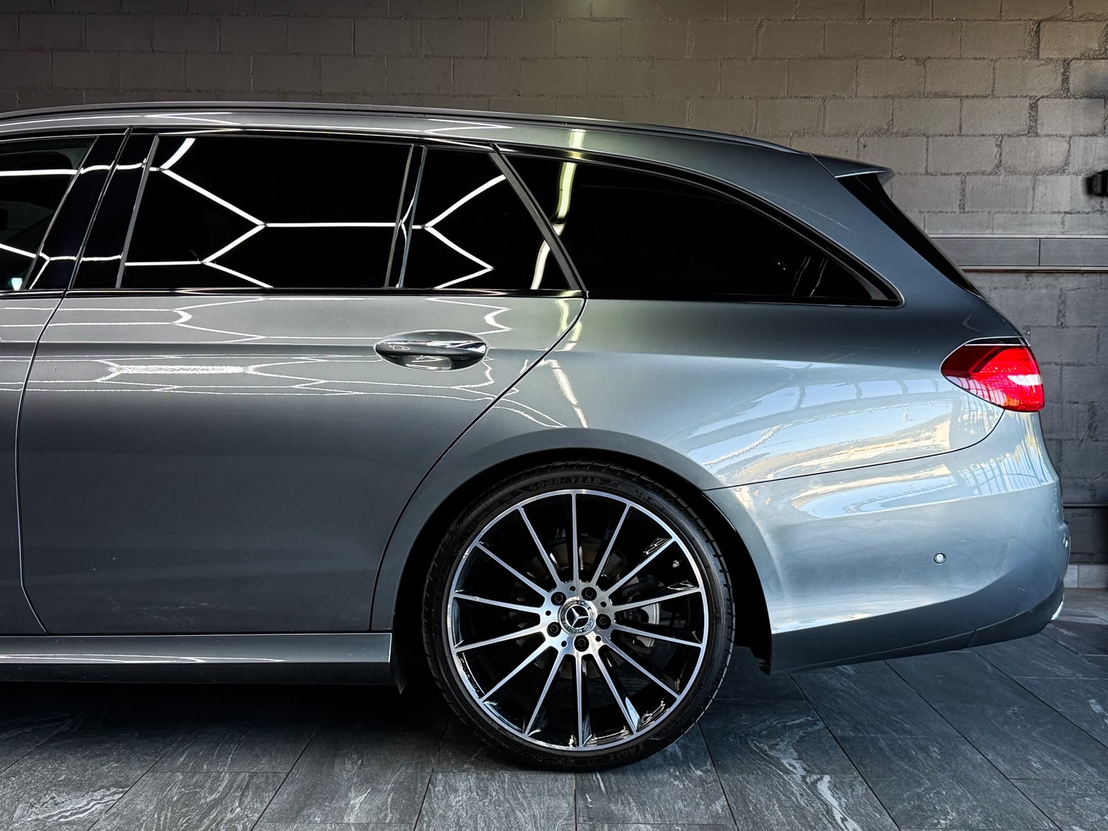 MERCEDES-BENZ E 220 d AMG Line *AHK* 4Matic 9G-Tronic-image-6