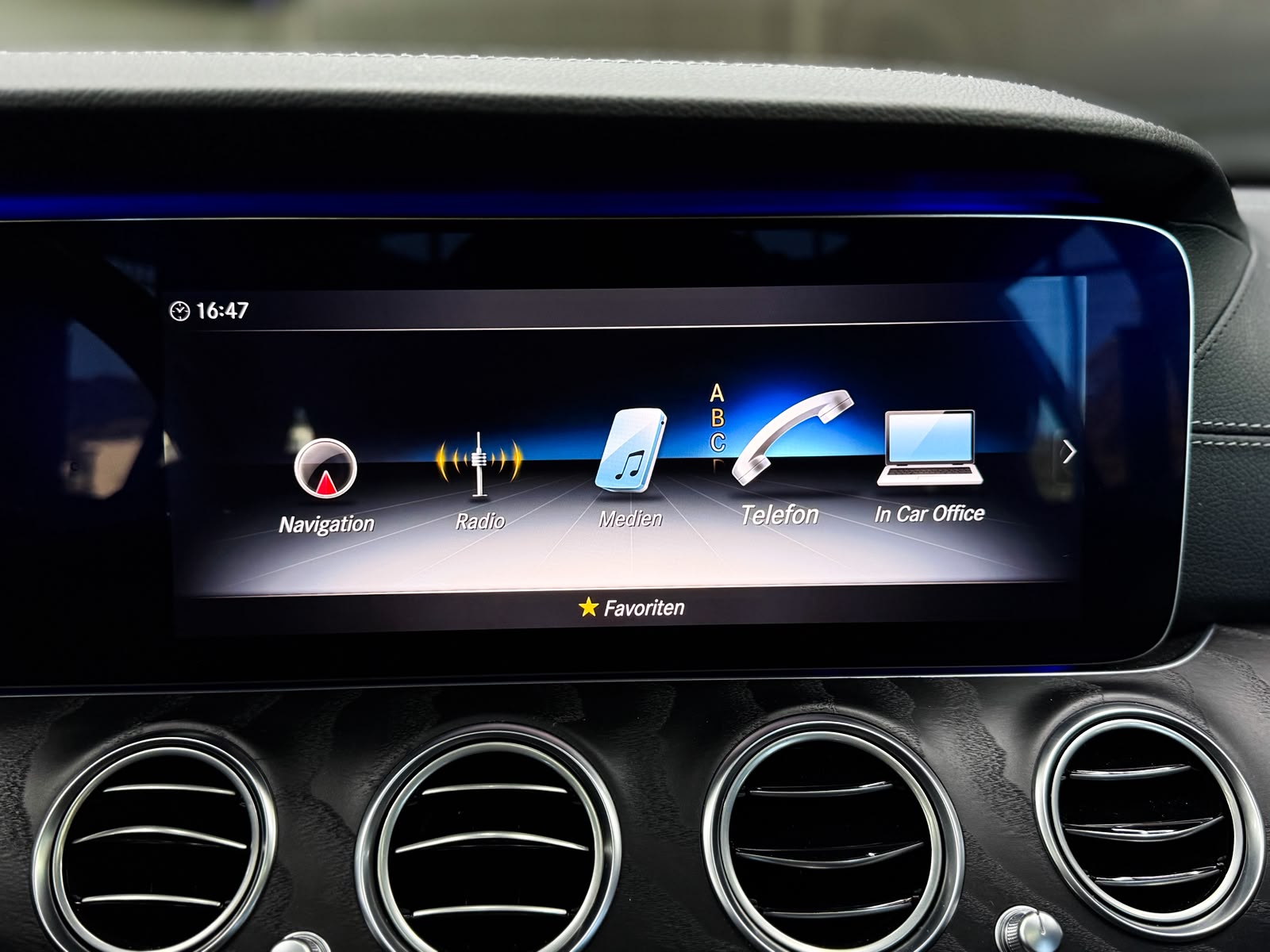 MERCEDES-BENZ E 220 d AMG Line *AHK* 4Matic 9G-Tronic-image-15