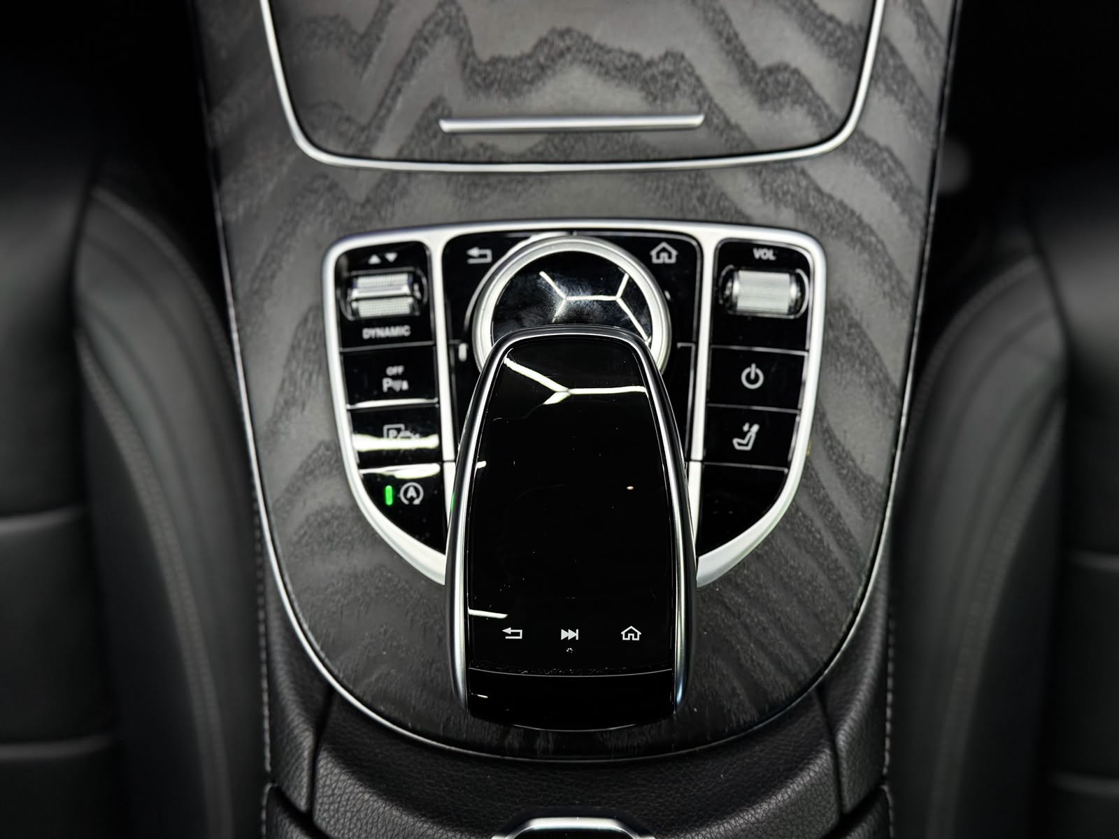 MERCEDES-BENZ E 220 d AMG Line *AHK* 4Matic 9G-Tronic-image-18