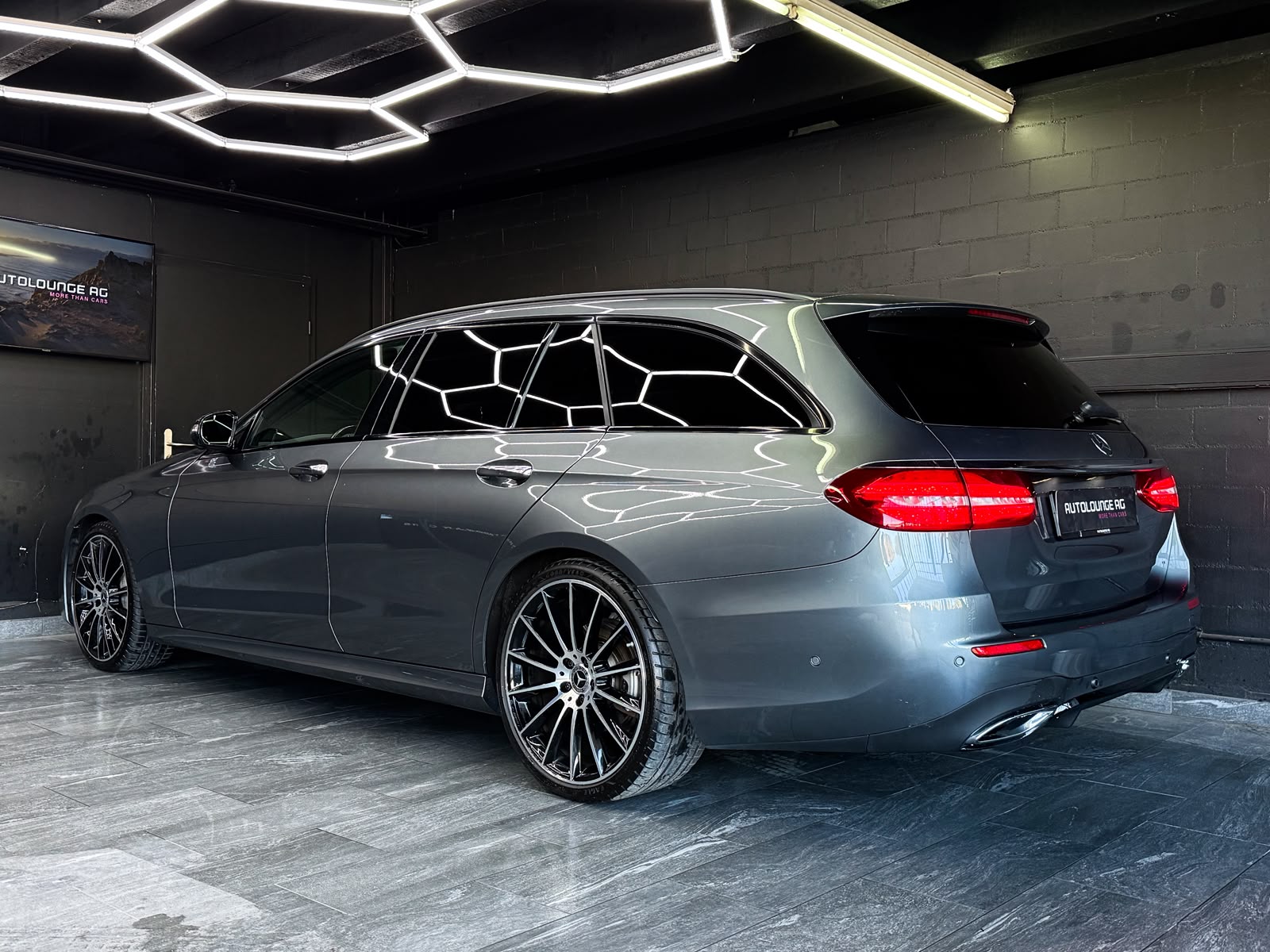 MERCEDES-BENZ E 220 d AMG Line *AHK* 4Matic 9G-Tronic-image-4