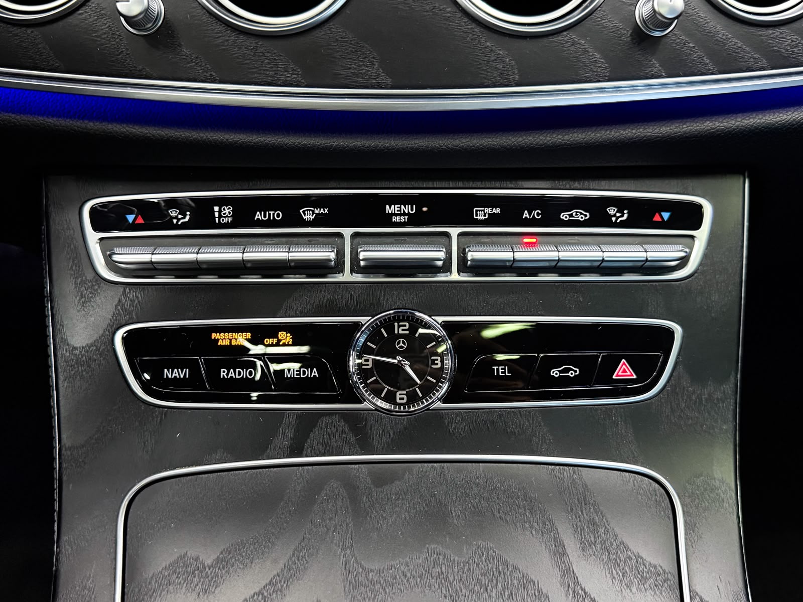 MERCEDES-BENZ E 220 d AMG Line *AHK* 4Matic 9G-Tronic-image-16