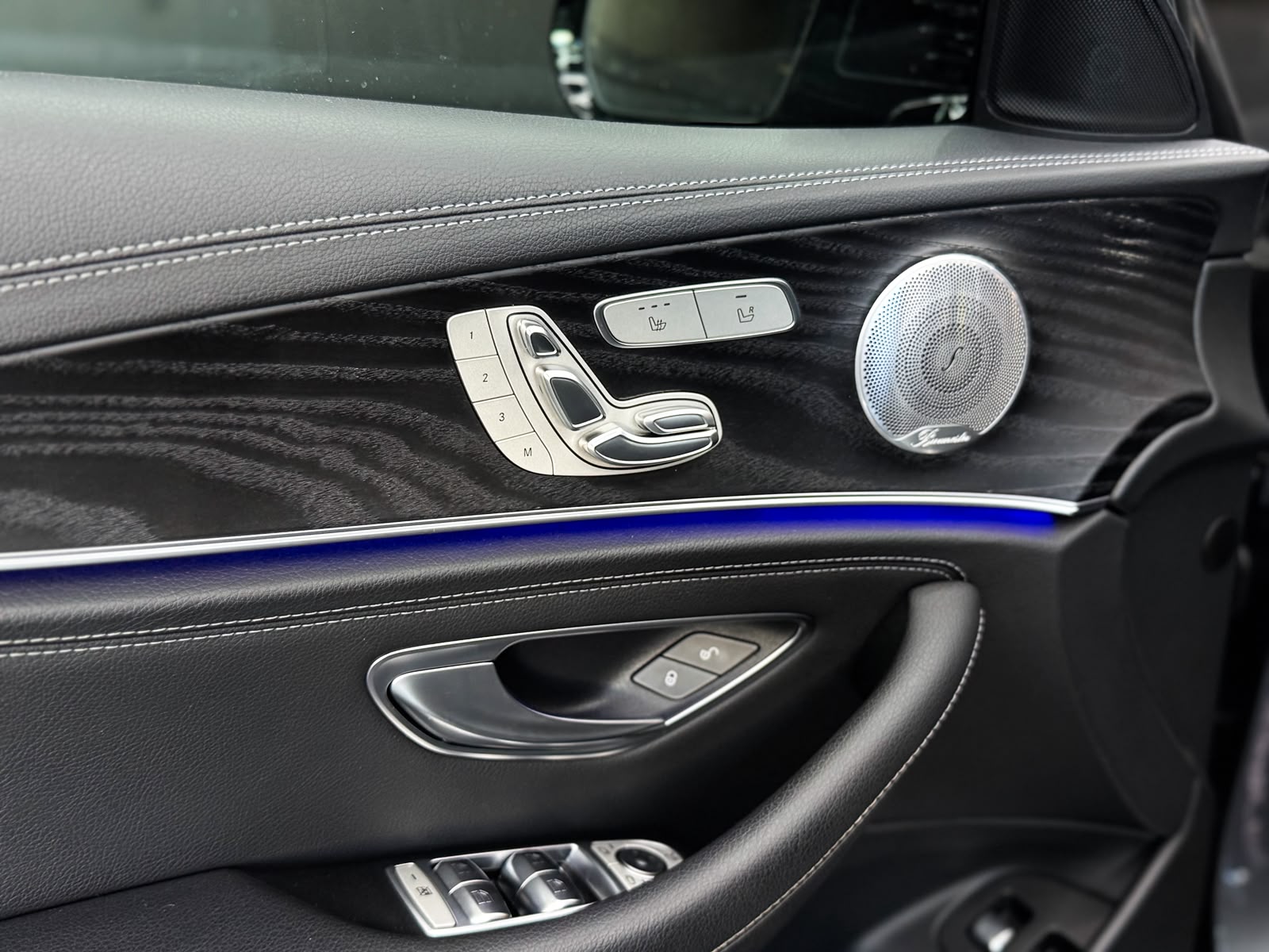 MERCEDES-BENZ E 220 d AMG Line *AHK* 4Matic 9G-Tronic-image-19