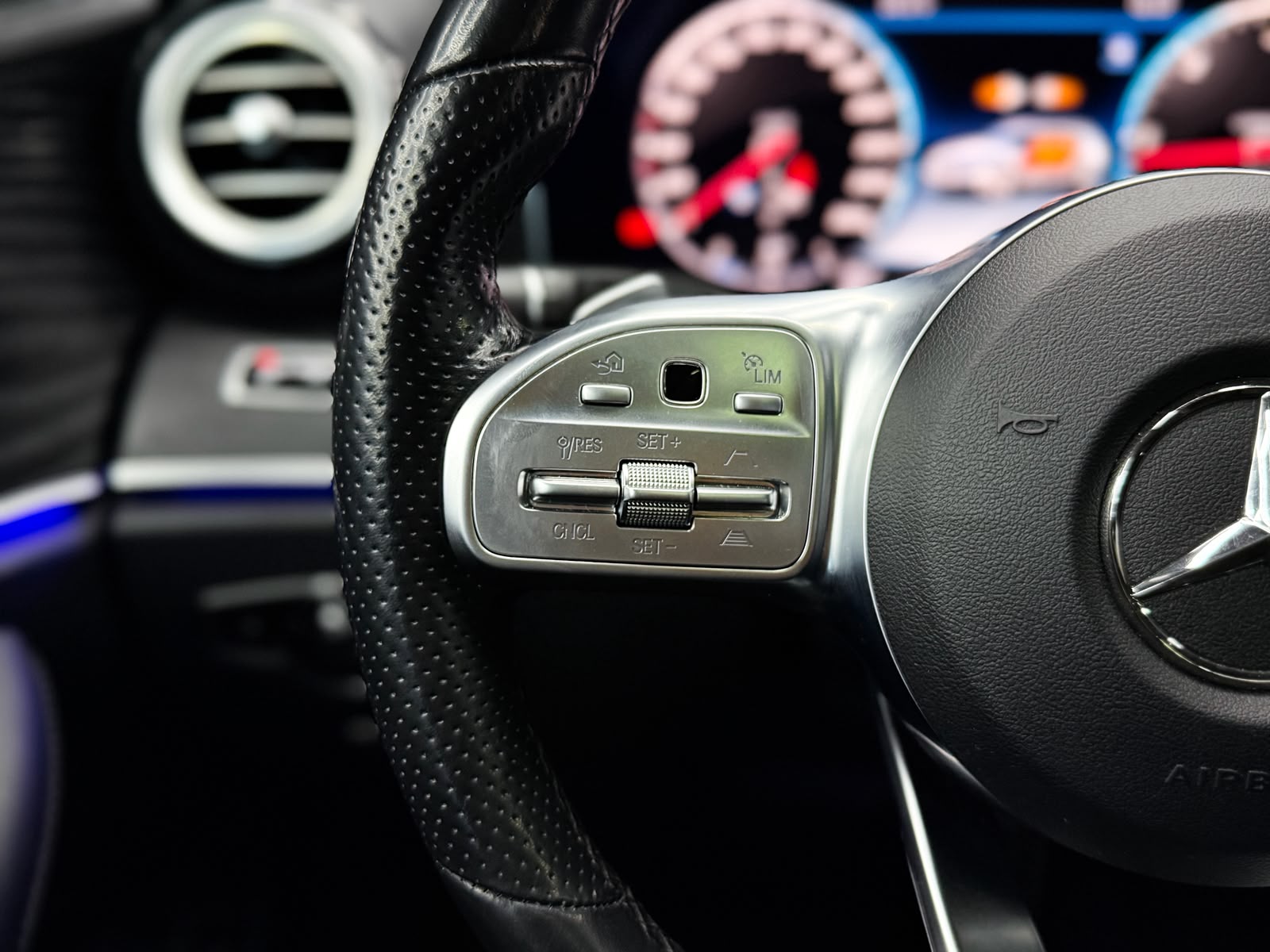 MERCEDES-BENZ E 220 d AMG Line *AHK* 4Matic 9G-Tronic-image-11