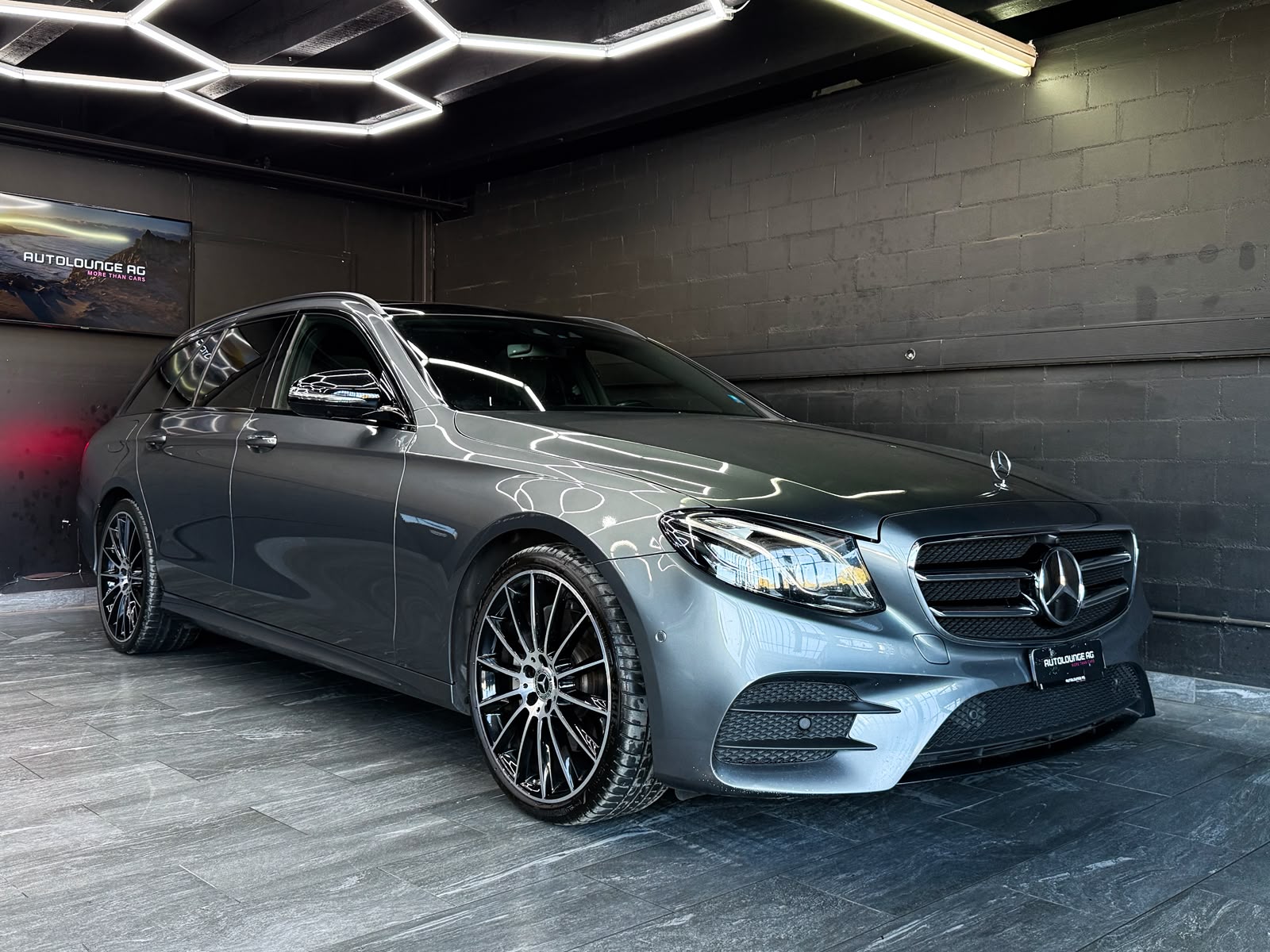 MERCEDES-BENZ E 220 d AMG Line *AHK* 4Matic 9G-Tronic-image-1